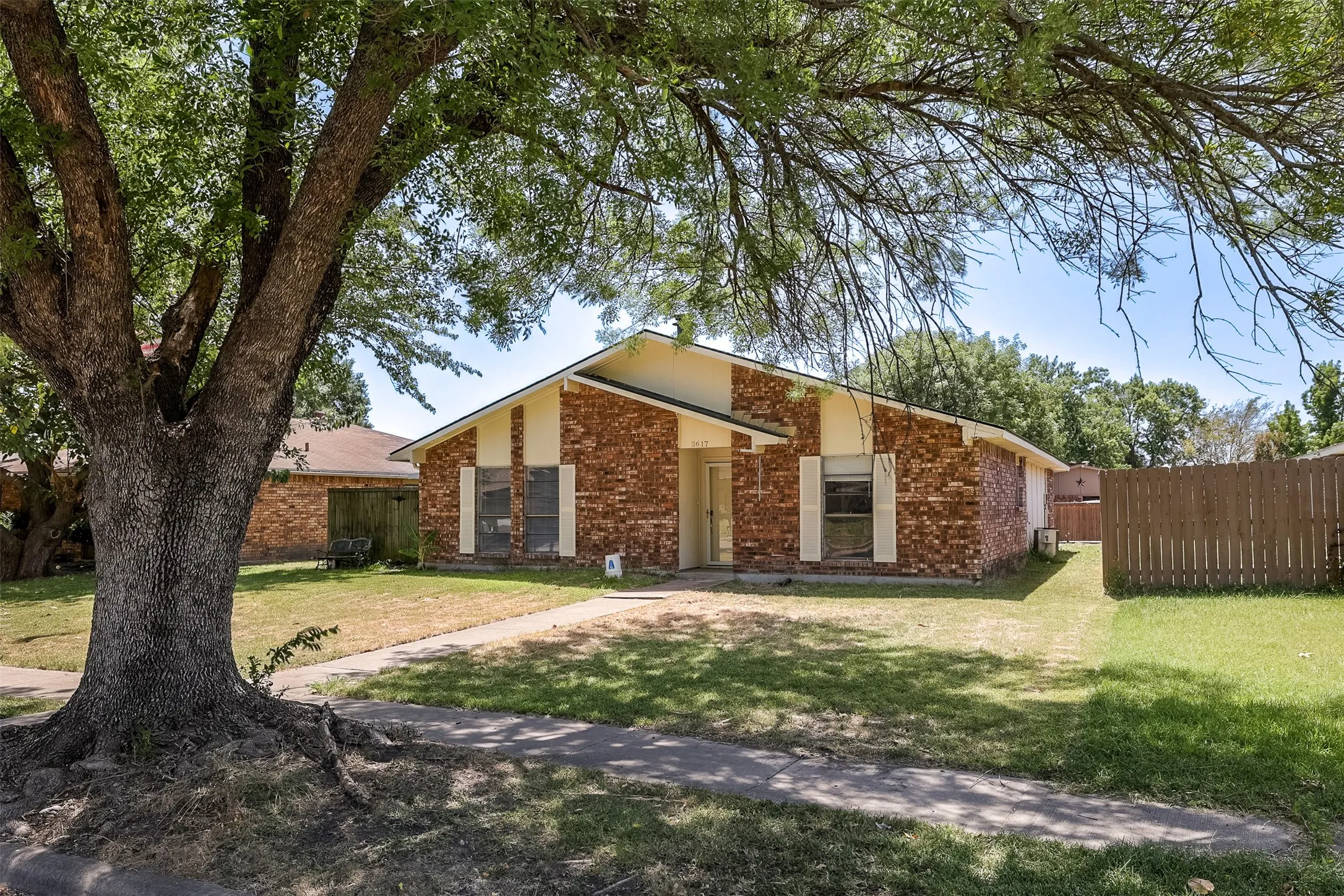 Single Family Residence For Sale in Dallas County , 2617 Roman Way, Garland, Texas 75040, 3 Bedroom, 2 Bathroom, 2 Garage spaces, 1,633 Sqft, built in 1977, mls#21358829, Real Estate Agent in Garland, Homes For Sale in Dallas county, Homes For Sale in Garland, Realtor in Garland Texas, Real Estate Brokerage Independent Realty Texas, Luminita Cordes Realtor