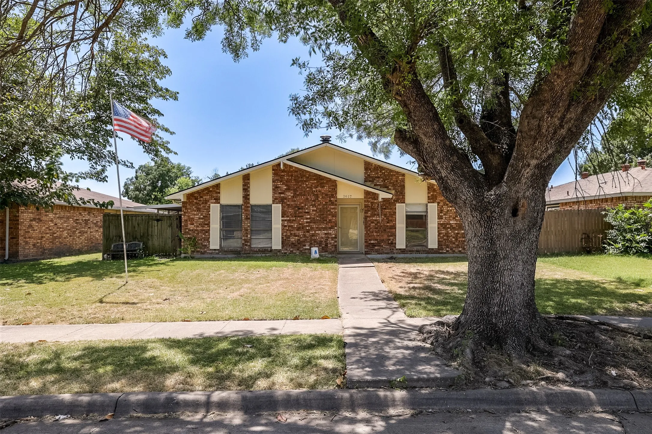 Single Family Residence For Sale in Dallas County , 2617 Roman Way, Garland, Texas 75040, 3 Bedroom, 2 Bathroom, 2 Garage spaces, 1,633 Sqft, built in 1977, mls#21358829, Real Estate Agent in Garland, Homes For Sale in Dallas county, Homes For Sale in Garland, Realtor in Garland Texas, Real Estate Brokerage Independent Realty Texas, Luminita Cordes Realtor