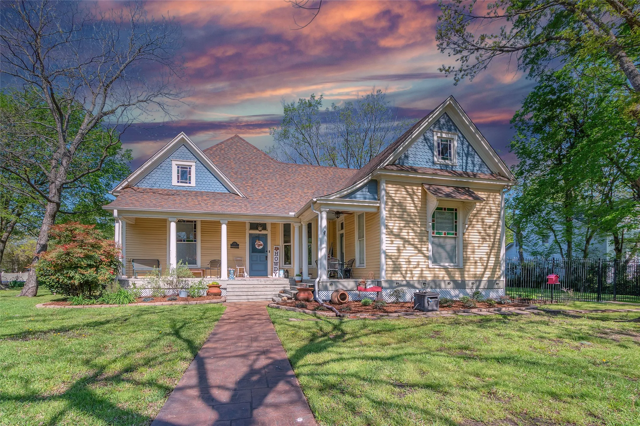 Single Family Residence For Sale in Kaufman County , 408 S Center Street, Forney, Texas 75126, 3 Bedroom, 3 Bathroom, Garage spaces, 3,308 Sqft, built in 1900, mls#21353166, Real Estate Agent in Forney, Homes For Sale in Kaufman county, Homes For Sale in Forney, Realtor in Forney Texas, Real Estate Brokerage Independent Realty Texas, Luminita Cordes Realtor