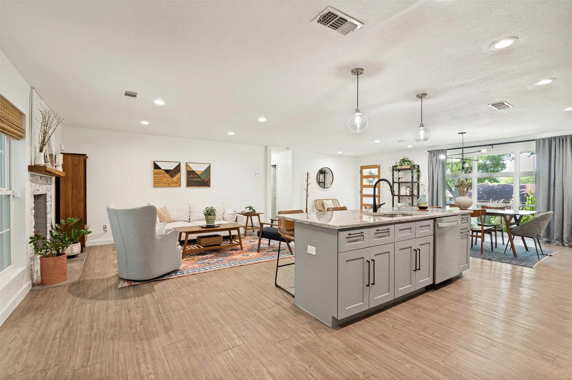 Single Family Residence For Sale in Dallas County , 1529 Briarcrest Drive, Dallas, Texas 75224, 4 Bedroom, 3 Bathroom, 2 Garage spaces, 2,083 Sqft, built in 1961, mls#21355764, Real Estate Agent in Dallas, Homes For Sale in Dallas county, Homes For Sale in Dallas, Realtor in Dallas Texas, Real Estate Brokerage Independent Realty Texas, Luminita Cordes Realtor