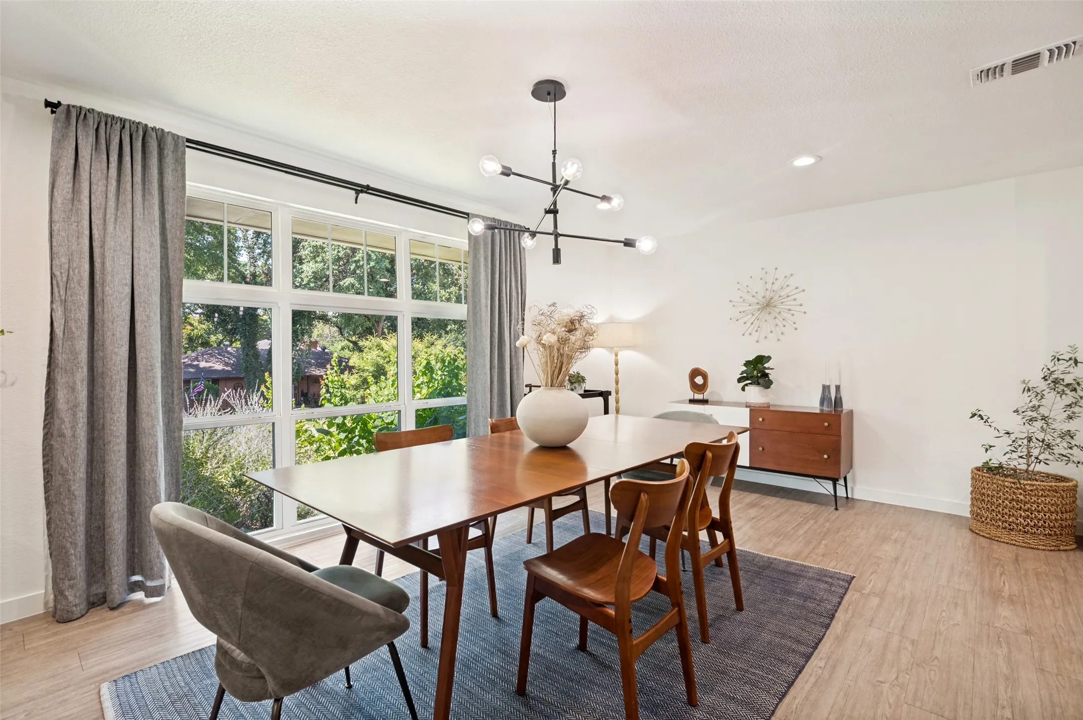 Single Family Residence For Sale in Dallas County , 1529 Briarcrest Drive, Dallas, Texas 75224, 4 Bedroom, 3 Bathroom, 2 Garage spaces, 2,083 Sqft, built in 1961, mls#21355764, Real Estate Agent in Dallas, Homes For Sale in Dallas county, Homes For Sale in Dallas, Realtor in Dallas Texas, Real Estate Brokerage Independent Realty Texas, Luminita Cordes Realtor