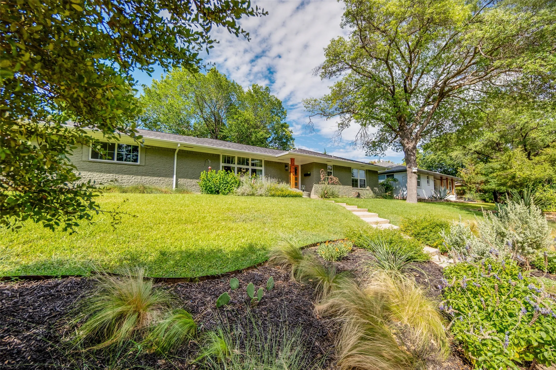 Single Family Residence For Sale in Dallas County , 1529 Briarcrest Drive, Dallas, Texas 75224, 4 Bedroom, 3 Bathroom, 2 Garage spaces, 2,083 Sqft, built in 1961, mls#21355764, Real Estate Agent in Dallas, Homes For Sale in Dallas county, Homes For Sale in Dallas, Realtor in Dallas Texas, Real Estate Brokerage Independent Realty Texas, Luminita Cordes Realtor