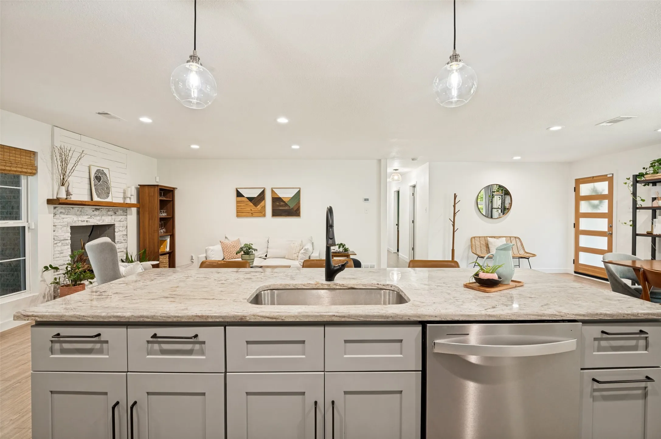 Single Family Residence For Sale in Dallas County , 1529 Briarcrest Drive, Dallas, Texas 75224, 4 Bedroom, 3 Bathroom, 2 Garage spaces, 2,083 Sqft, built in 1961, mls#21355764, Real Estate Agent in Dallas, Homes For Sale in Dallas county, Homes For Sale in Dallas, Realtor in Dallas Texas, Real Estate Brokerage Independent Realty Texas, Luminita Cordes Realtor