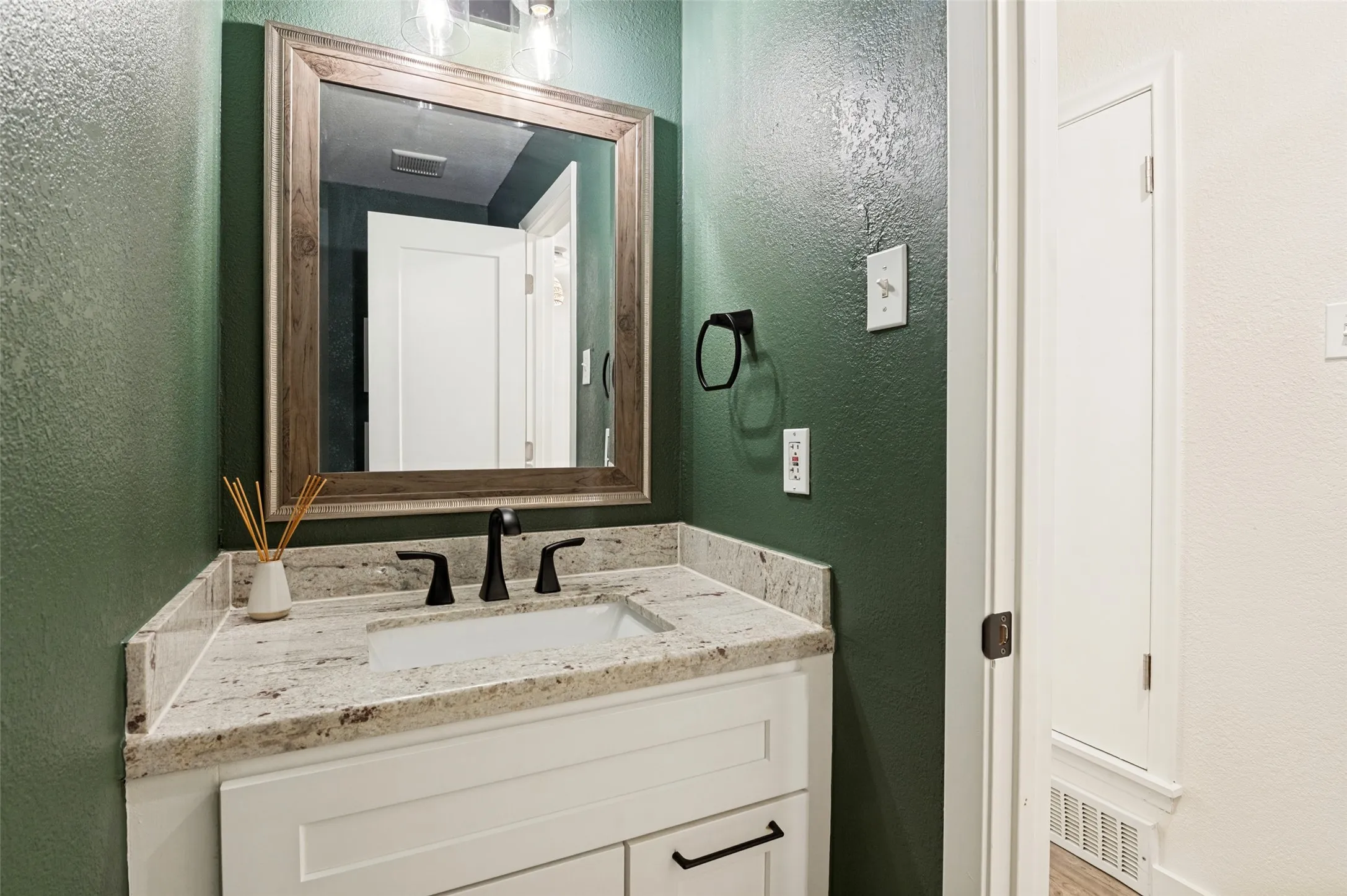Single Family Residence For Sale in Dallas County , 1529 Briarcrest Drive, Dallas, Texas 75224, 4 Bedroom, 3 Bathroom, 2 Garage spaces, 2,083 Sqft, built in 1961, mls#21355764, Real Estate Agent in Dallas, Homes For Sale in Dallas county, Homes For Sale in Dallas, Realtor in Dallas Texas, Real Estate Brokerage Independent Realty Texas, Luminita Cordes Realtor