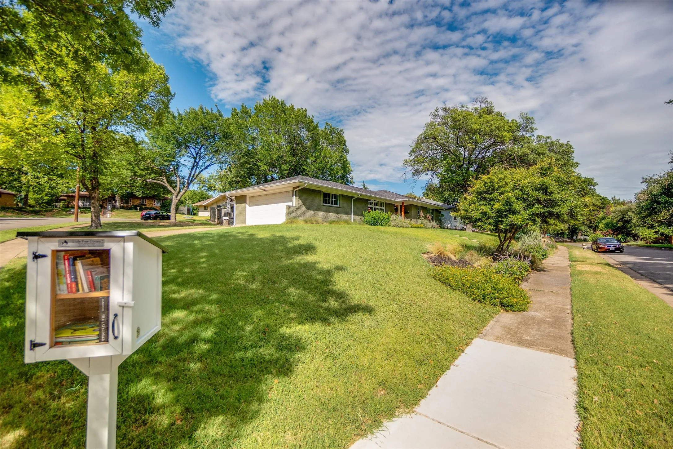 Single Family Residence For Sale in Dallas County , 1529 Briarcrest Drive, Dallas, Texas 75224, 4 Bedroom, 3 Bathroom, 2 Garage spaces, 2,083 Sqft, built in 1961, mls#21355764, Real Estate Agent in Dallas, Homes For Sale in Dallas county, Homes For Sale in Dallas, Realtor in Dallas Texas, Real Estate Brokerage Independent Realty Texas, Luminita Cordes Realtor
