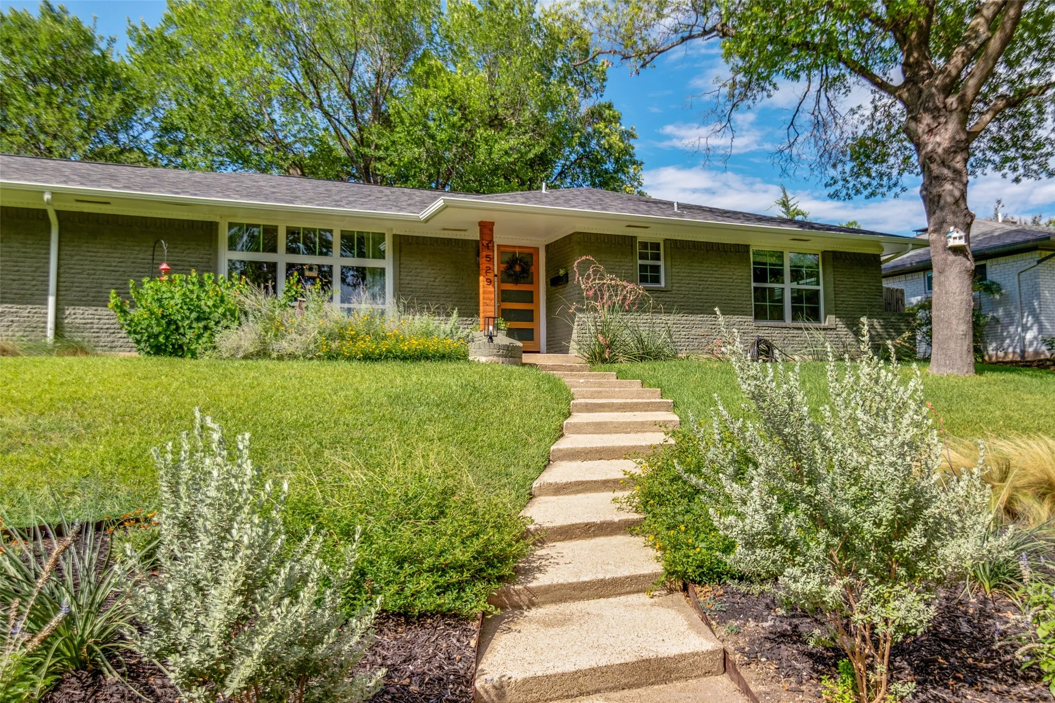 Single Family Residence For Sale in Dallas County , 1529 Briarcrest Drive, Dallas, Texas 75224, 4 Bedroom, 3 Bathroom, 2 Garage spaces, 2,083 Sqft, built in 1961, mls#21355764, Real Estate Agent in Dallas, Homes For Sale in Dallas county, Homes For Sale in Dallas, Realtor in Dallas Texas, Real Estate Brokerage Independent Realty Texas, Luminita Cordes Realtor