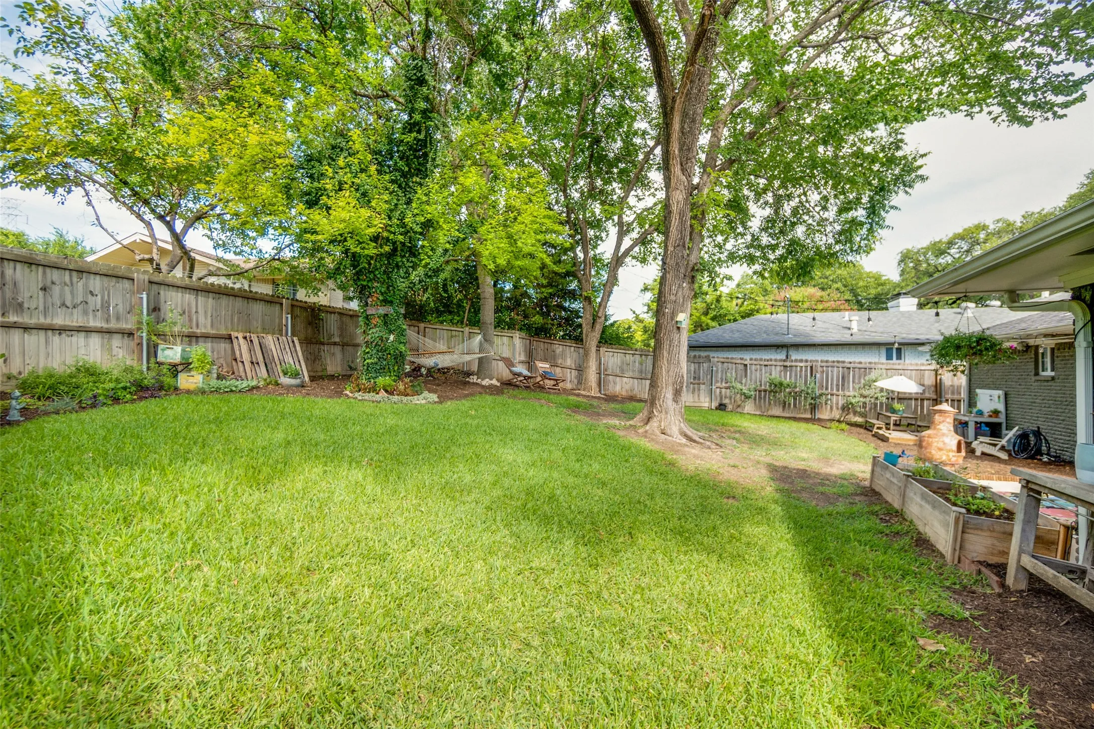 Single Family Residence For Sale in Dallas County , 1529 Briarcrest Drive, Dallas, Texas 75224, 4 Bedroom, 3 Bathroom, 2 Garage spaces, 2,083 Sqft, built in 1961, mls#21355764, Real Estate Agent in Dallas, Homes For Sale in Dallas county, Homes For Sale in Dallas, Realtor in Dallas Texas, Real Estate Brokerage Independent Realty Texas, Luminita Cordes Realtor