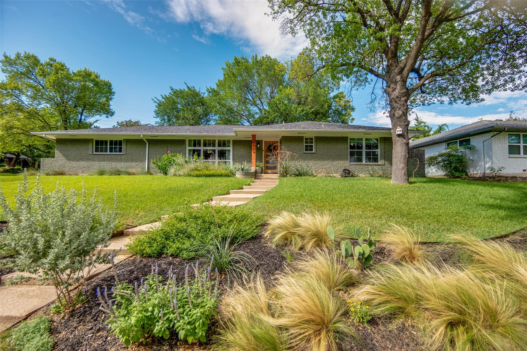 Single Family Residence For Sale in Dallas County , 1529 Briarcrest Drive, Dallas, Texas 75224, 4 Bedroom, 3 Bathroom, 2 Garage spaces, 2,083 Sqft, built in 1961, mls#21355764, Real Estate Agent in Dallas, Homes For Sale in Dallas county, Homes For Sale in Dallas, Realtor in Dallas Texas, Real Estate Brokerage Independent Realty Texas, Luminita Cordes Realtor