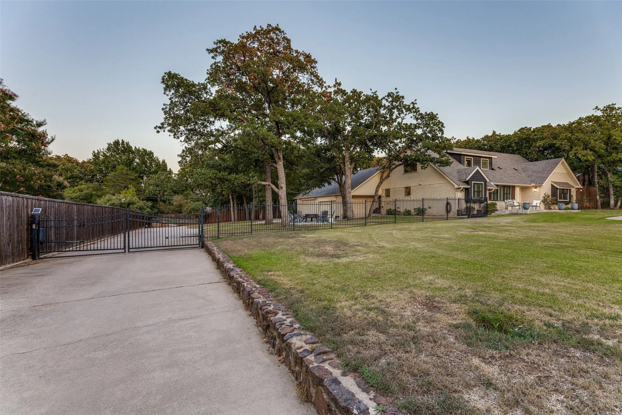 Single Family Residence For Sale in Tarrant County , 1117 Shady Lane N, Keller, Texas 76248, 4 Bedroom, 3 Bathroom, 4 Garage spaces, 3,272 Sqft, built in 1975, mls#21359485, Real Estate Agent in Keller, Homes For Sale in Tarrant county, Homes For Sale in Keller, Realtor in Keller Texas, Real Estate Brokerage Independent Realty Texas, Luminita Cordes Realtor
