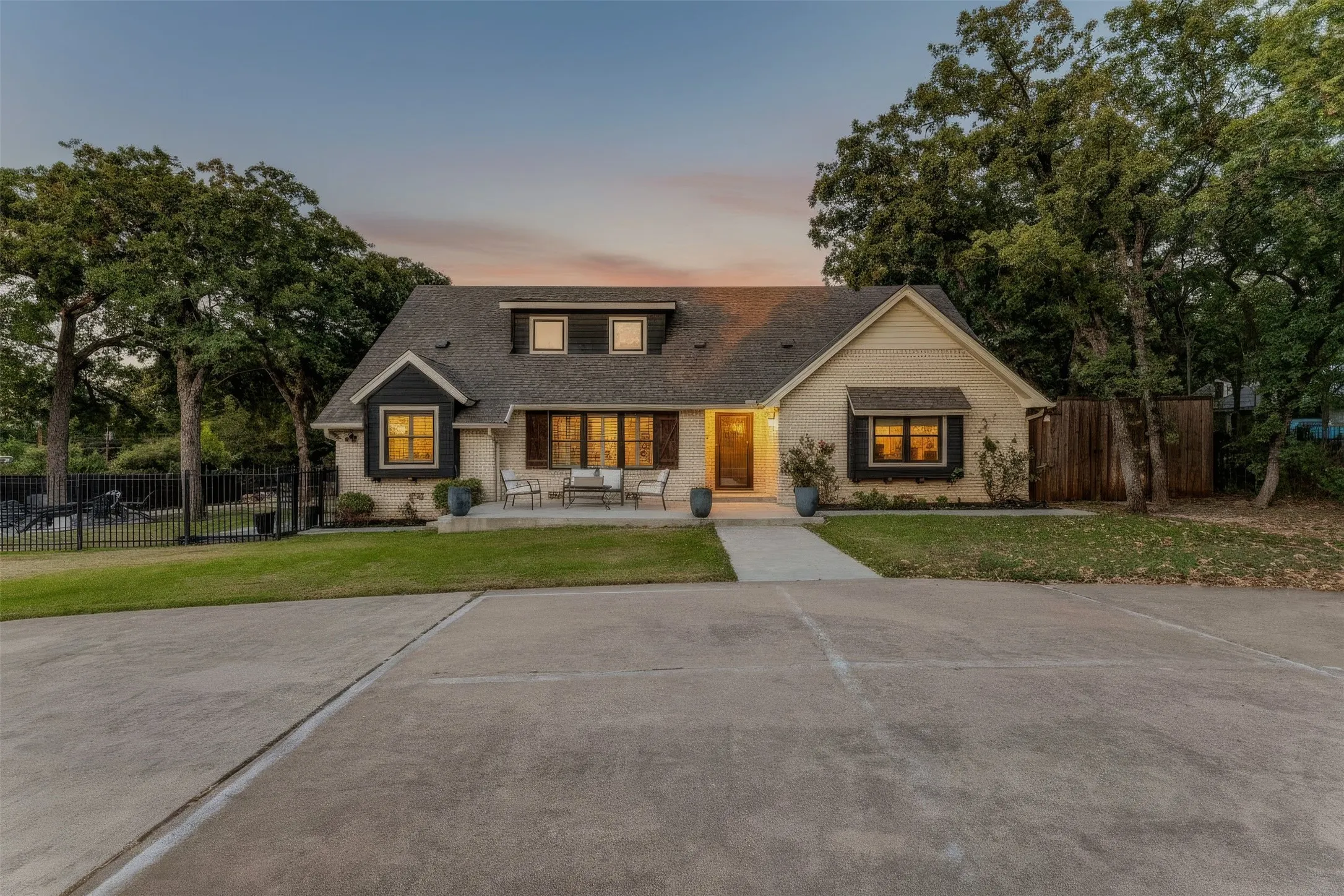 Single Family Residence For Sale in Tarrant County , 1117 Shady Lane N, Keller, Texas 76248, 4 Bedroom, 3 Bathroom, 4 Garage spaces, 3,272 Sqft, built in 1975, mls#21359485, Real Estate Agent in Keller, Homes For Sale in Tarrant county, Homes For Sale in Keller, Realtor in Keller Texas, Real Estate Brokerage Independent Realty Texas, Luminita Cordes Realtor