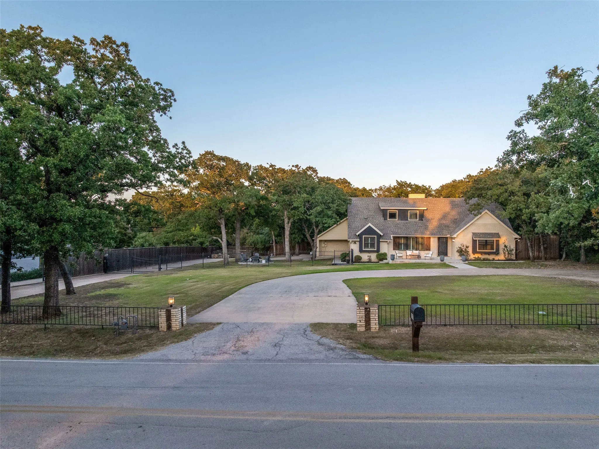 Single Family Residence For Sale in Tarrant County , 1117 Shady Lane N, Keller, Texas 76248, 4 Bedroom, 3 Bathroom, 4 Garage spaces, 3,272 Sqft, built in 1975, mls#21359485, Real Estate Agent in Keller, Homes For Sale in Tarrant county, Homes For Sale in Keller, Realtor in Keller Texas, Real Estate Brokerage Independent Realty Texas, Luminita Cordes Realtor