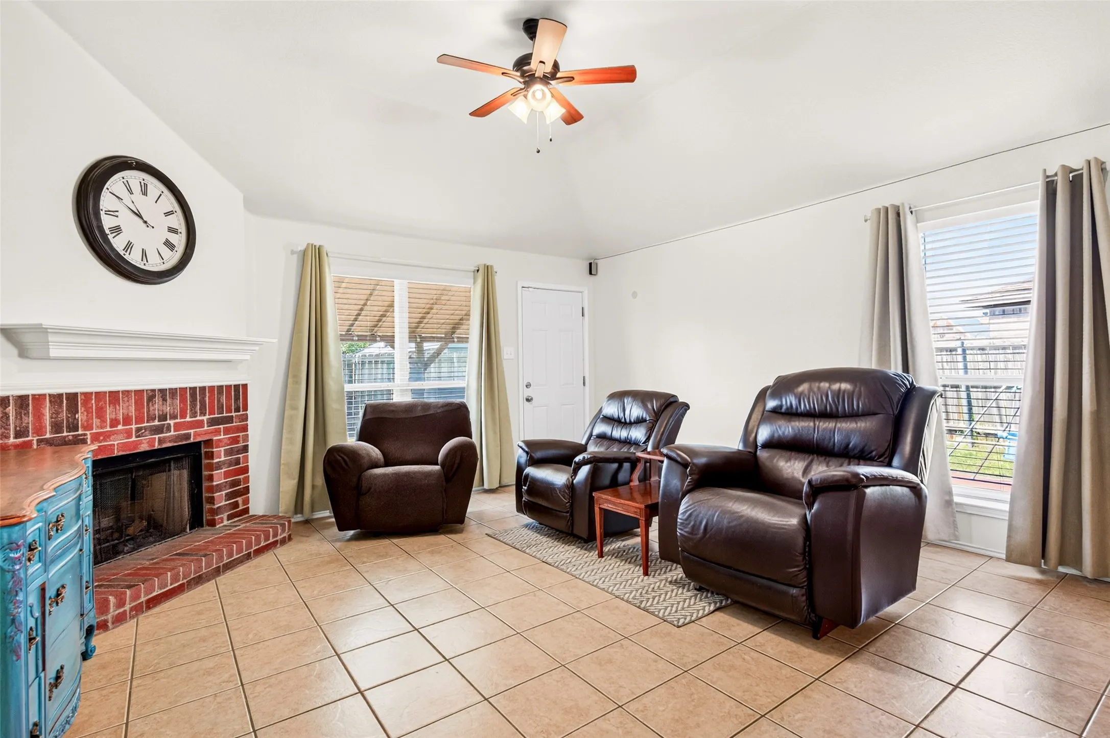 Single Family Residence For Sale in Rockwall County , 825 Rowdy Drive, Royse City, Texas 75189, 4 Bedroom, 2 Bathroom, 2 Garage spaces, 1,899 Sqft, built in 2001, mls#21357518, Real Estate Agent in Royse City, Homes For Sale in Rockwall county, Homes For Sale in Royse City, Realtor in Royse City Texas, Real Estate Brokerage Independent Realty Texas, Luminita Cordes Realtor