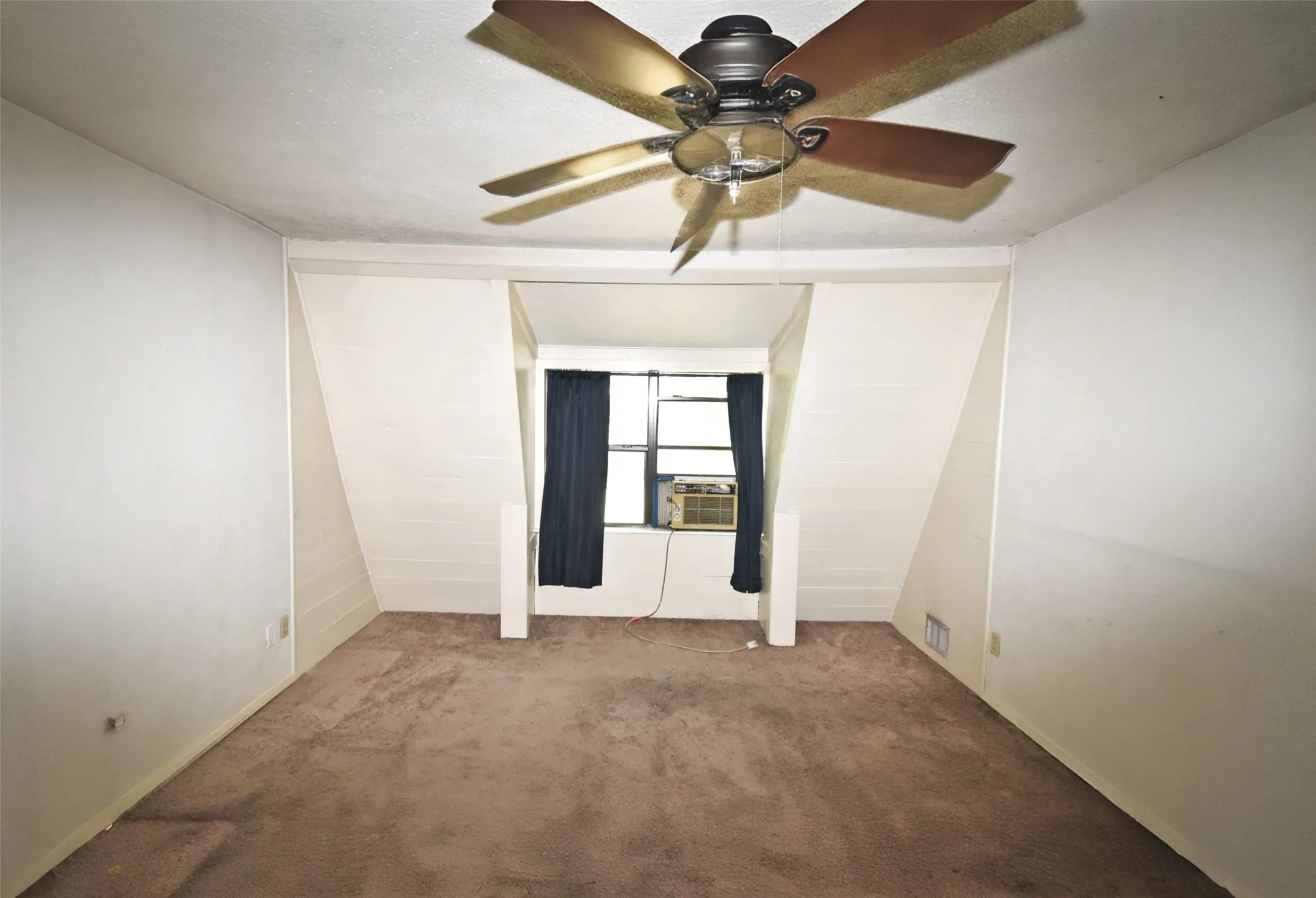 Single Family Residence For Sale in Wood County , 391 County Road 3254, Quitman, Texas 75783, 3 Bedroom, 2 Bathroom, 1 Garage spaces, 2,376 Sqft, built in 1976, mls#21358051, Real Estate Agent in Quitman, Homes For Sale in Wood county, Homes For Sale in Quitman, Realtor in Quitman Texas, Real Estate Brokerage Independent Realty Texas, Luminita Cordes Realtor
