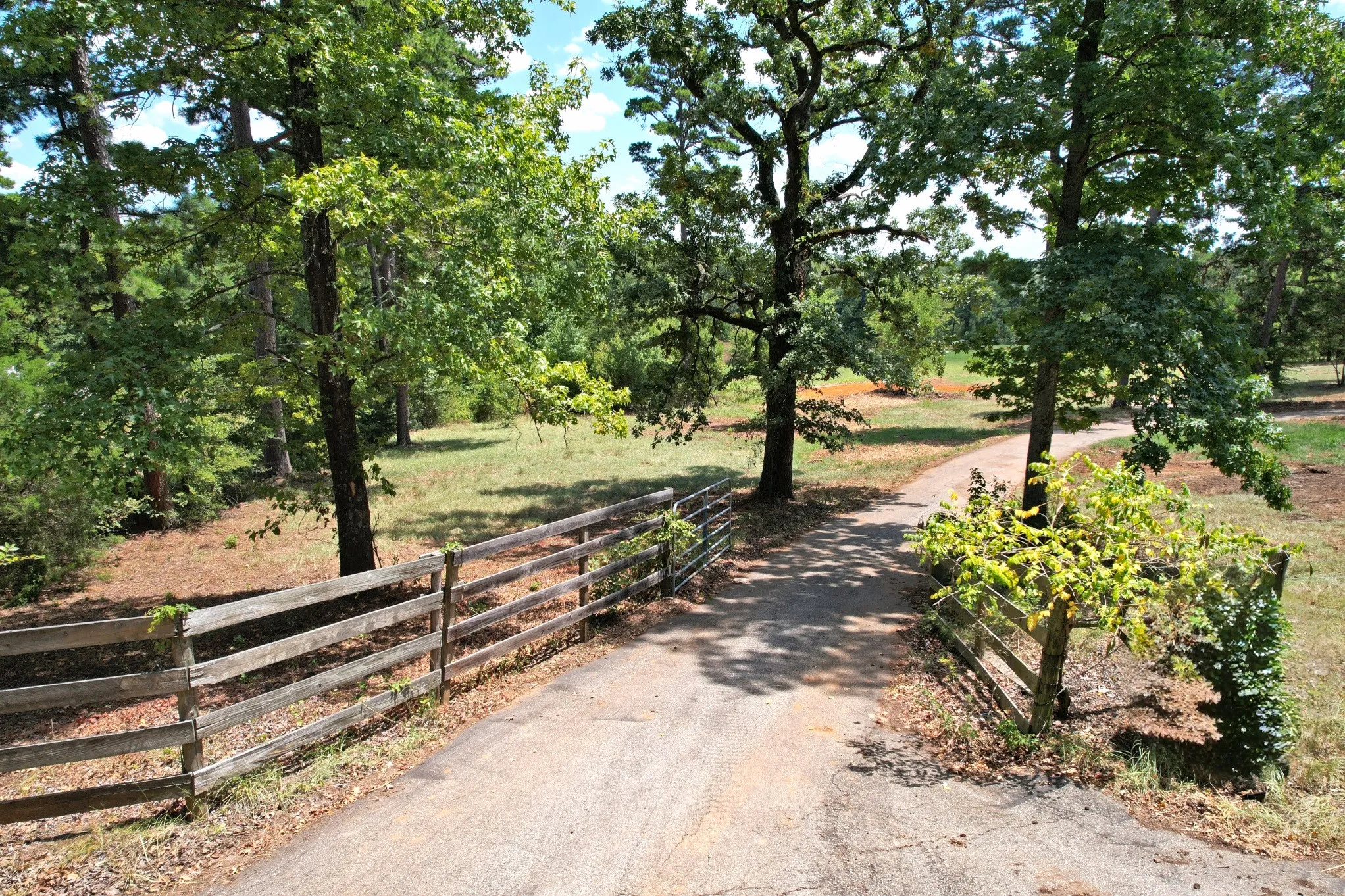 Single Family Residence For Sale in Wood County , 391 County Road 3254, Quitman, Texas 75783, 3 Bedroom, 2 Bathroom, 1 Garage spaces, 2,376 Sqft, built in 1976, mls#21358051, Real Estate Agent in Quitman, Homes For Sale in Wood county, Homes For Sale in Quitman, Realtor in Quitman Texas, Real Estate Brokerage Independent Realty Texas, Luminita Cordes Realtor