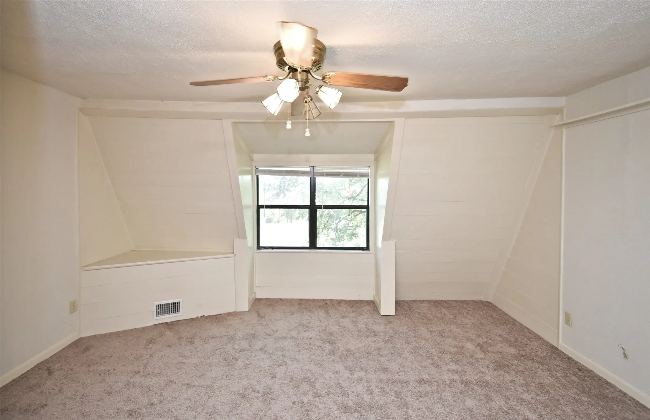 Single Family Residence For Sale in Wood County , 391 County Road 3254, Quitman, Texas 75783, 3 Bedroom, 2 Bathroom, 1 Garage spaces, 2,376 Sqft, built in 1976, mls#21358051, Real Estate Agent in Quitman, Homes For Sale in Wood county, Homes For Sale in Quitman, Realtor in Quitman Texas, Real Estate Brokerage Independent Realty Texas, Luminita Cordes Realtor