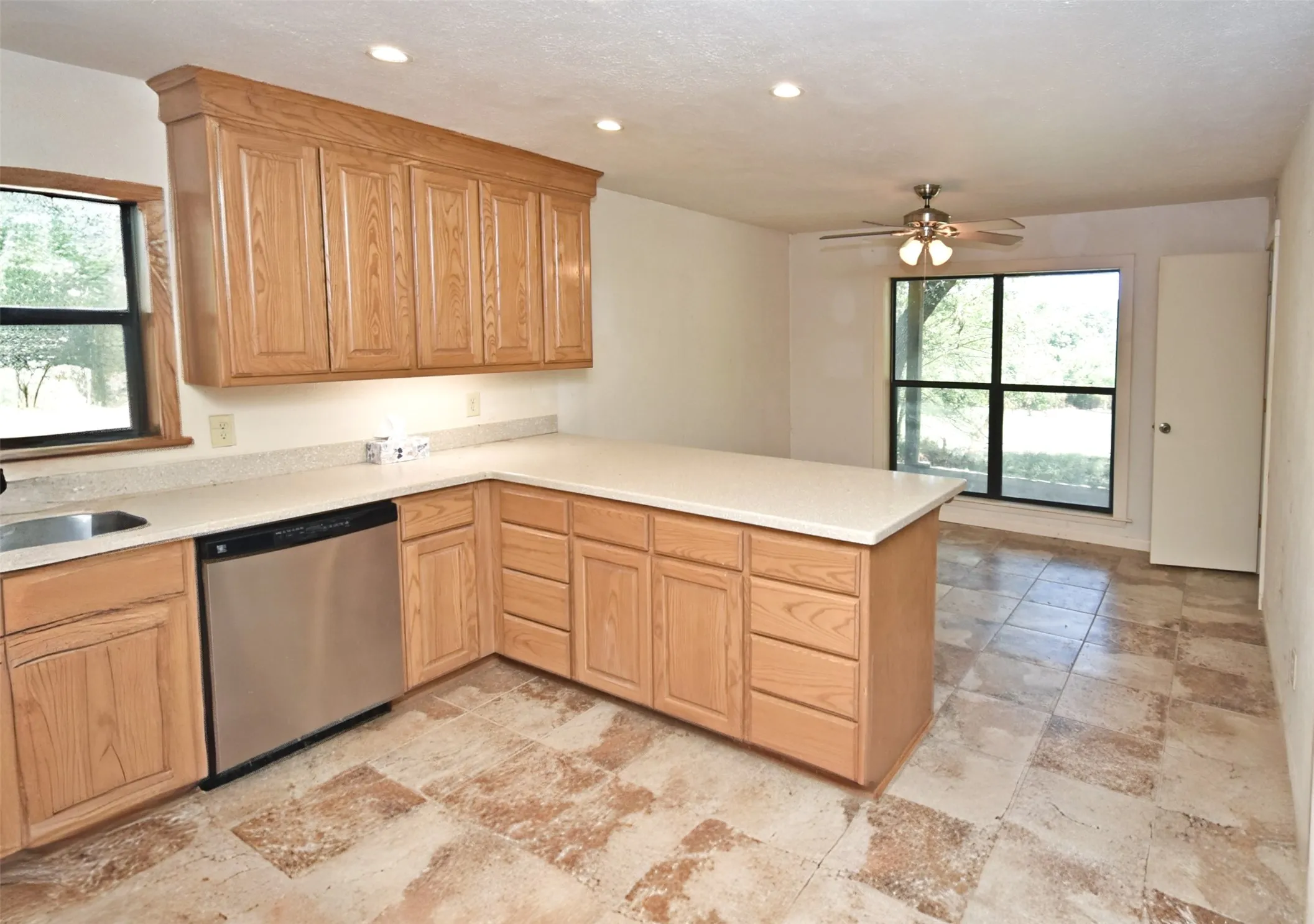 Single Family Residence For Sale in Wood County , 391 County Road 3254, Quitman, Texas 75783, 3 Bedroom, 2 Bathroom, 1 Garage spaces, 2,376 Sqft, built in 1976, mls#21358051, Real Estate Agent in Quitman, Homes For Sale in Wood county, Homes For Sale in Quitman, Realtor in Quitman Texas, Real Estate Brokerage Independent Realty Texas, Luminita Cordes Realtor