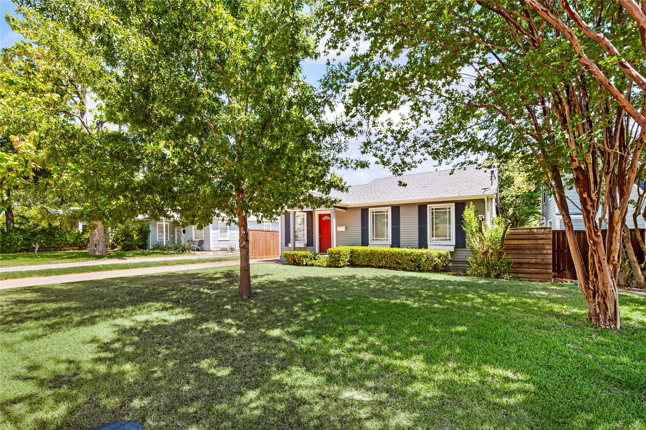 Single Family Residence For Sale in Dallas County , 10357 Country Club Drive, Dallas, Texas 75218, 2 Bedroom, 2 Bathroom, 2 Garage spaces, 1,318 Sqft, built in 1947, mls#21358302, Real Estate Agent in Dallas, Homes For Sale in Dallas county, Homes For Sale in Dallas, Realtor in Dallas Texas, Real Estate Brokerage Independent Realty Texas, Luminita Cordes Realtor