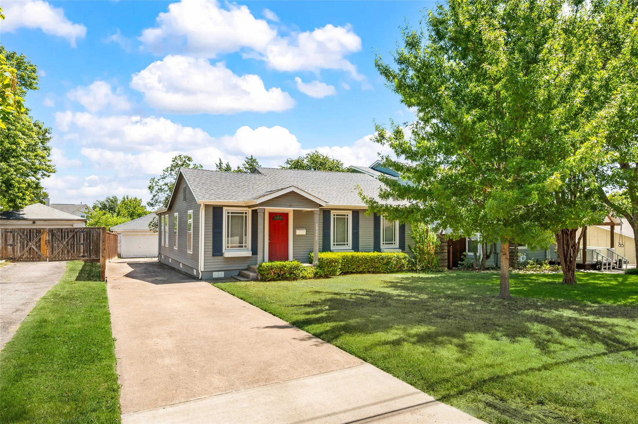 Single Family Residence For Sale in Dallas County , 10357 Country Club Drive, Dallas, Texas 75218, 2 Bedroom, 2 Bathroom, 2 Garage spaces, 1,318 Sqft, built in 1947, mls#21358302, Real Estate Agent in Dallas, Homes For Sale in Dallas county, Homes For Sale in Dallas, Realtor in Dallas Texas, Real Estate Brokerage Independent Realty Texas, Luminita Cordes Realtor