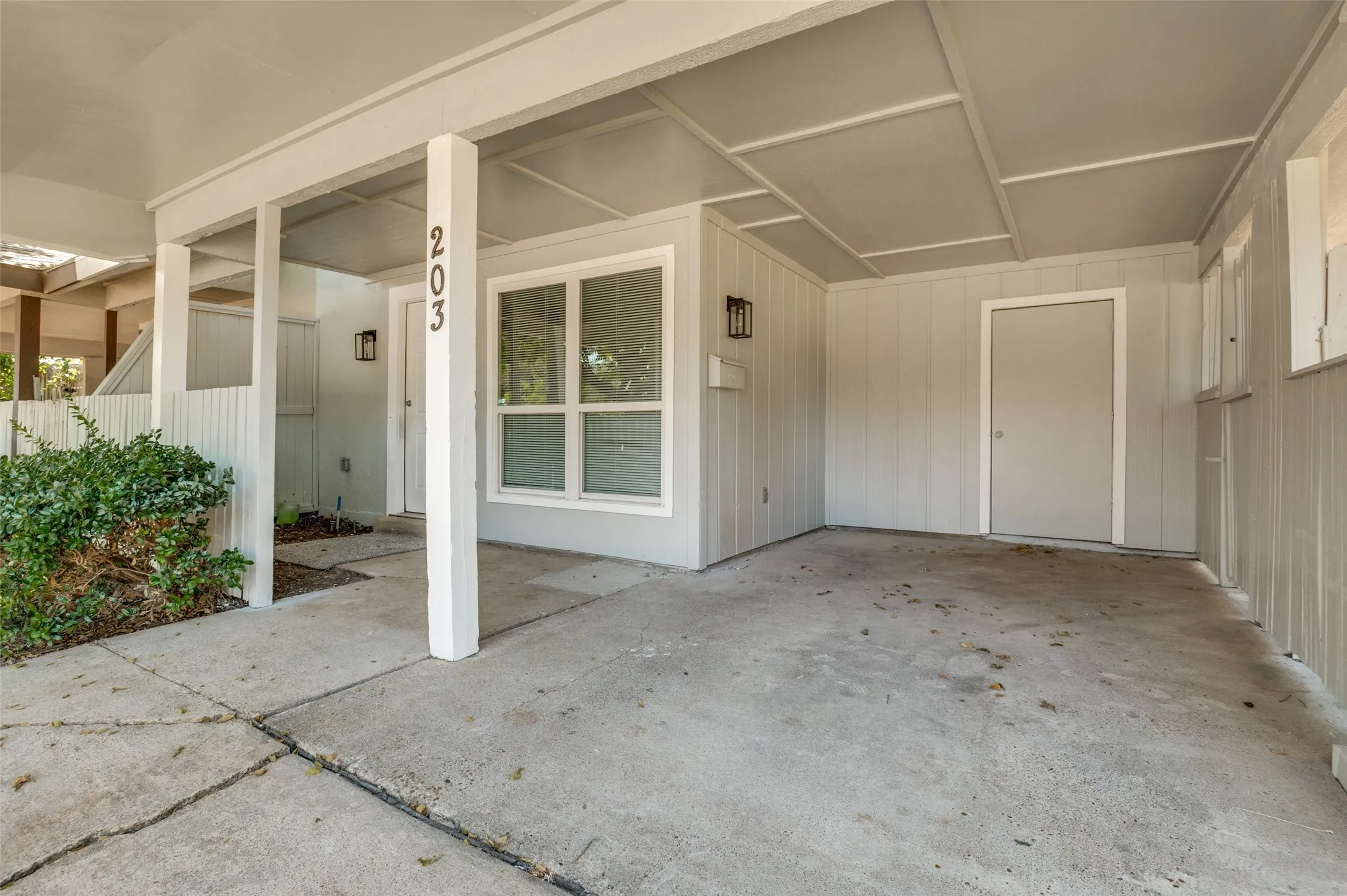 Single Family Residence For Sale in Dallas County , 203 Trinidad Drive, Grand Prairie, Texas 75052, 4 Bedroom, 2 Bathroom, Garage spaces, 1,562 Sqft, built in 1973, mls#21359765, Real Estate Agent in Grand Prairie, Homes For Sale in Dallas county, Homes For Sale in Grand Prairie, Realtor in Grand Prairie Texas, Real Estate Brokerage Independent Realty Texas, Luminita Cordes Realtor
