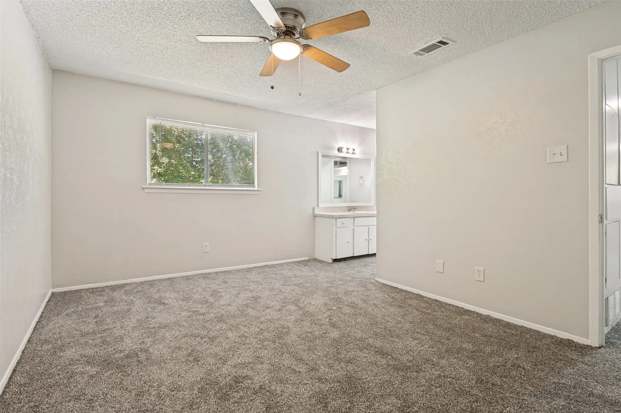 Single Family Residence For Sale in Dallas County , 203 Trinidad Drive, Grand Prairie, Texas 75052, 4 Bedroom, 2 Bathroom, Garage spaces, 1,562 Sqft, built in 1973, mls#21359765, Real Estate Agent in Grand Prairie, Homes For Sale in Dallas county, Homes For Sale in Grand Prairie, Realtor in Grand Prairie Texas, Real Estate Brokerage Independent Realty Texas, Luminita Cordes Realtor
