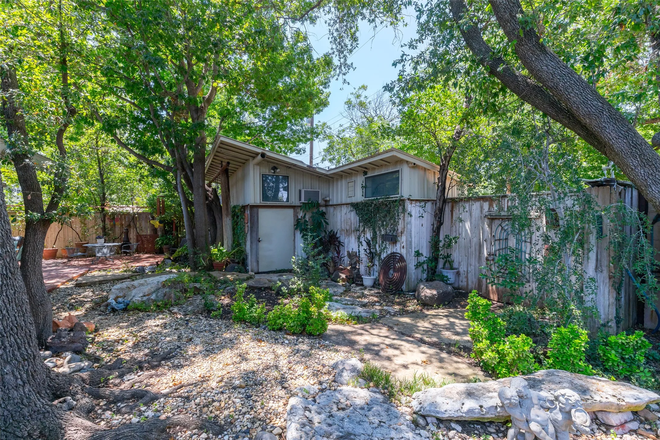 Single Family Residence For Sale in Taylor County , 1334 Santos Street, Abilene, Texas 79605, 4 Bedroom, 4 Bathroom, 2 Garage spaces, 3,108 Sqft, built in 1950, mls#21359776, Real Estate Agent in Abilene, Homes For Sale in Taylor county, Homes For Sale in Abilene, Realtor in Abilene Texas, Real Estate Brokerage Independent Realty Texas, Luminita Cordes Realtor