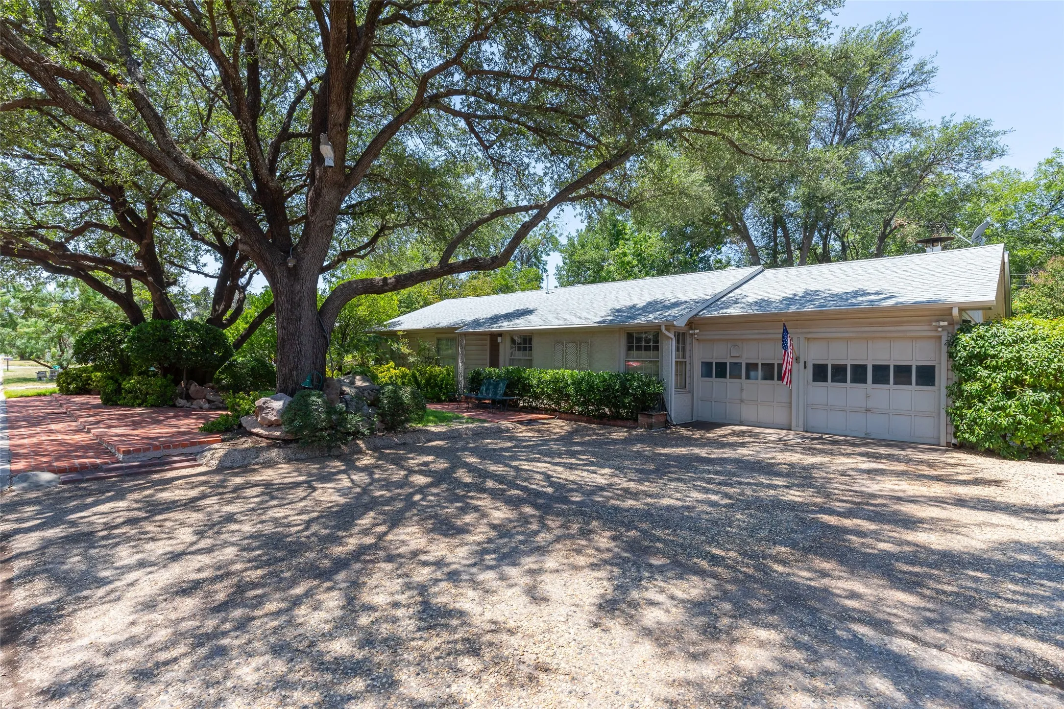 Single Family Residence For Sale in Taylor County , 1334 Santos Street, Abilene, Texas 79605, 4 Bedroom, 4 Bathroom, 2 Garage spaces, 3,108 Sqft, built in 1950, mls#21359776, Real Estate Agent in Abilene, Homes For Sale in Taylor county, Homes For Sale in Abilene, Realtor in Abilene Texas, Real Estate Brokerage Independent Realty Texas, Luminita Cordes Realtor