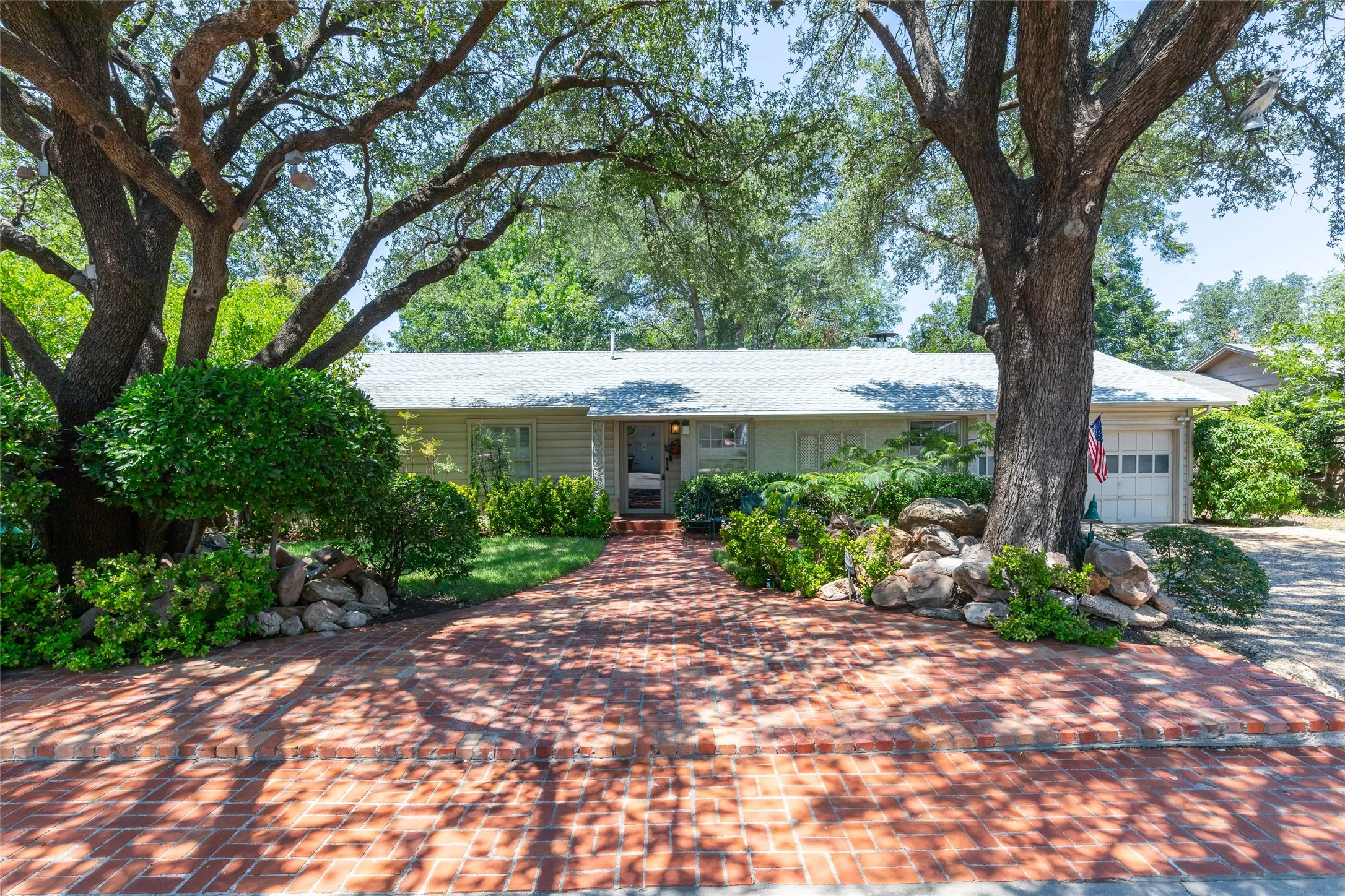 Single Family Residence For Sale in Taylor County , 1334 Santos Street, Abilene, Texas 79605, 4 Bedroom, 4 Bathroom, 2 Garage spaces, 3,108 Sqft, built in 1950, mls#21359776, Real Estate Agent in Abilene, Homes For Sale in Taylor county, Homes For Sale in Abilene, Realtor in Abilene Texas, Real Estate Brokerage Independent Realty Texas, Luminita Cordes Realtor