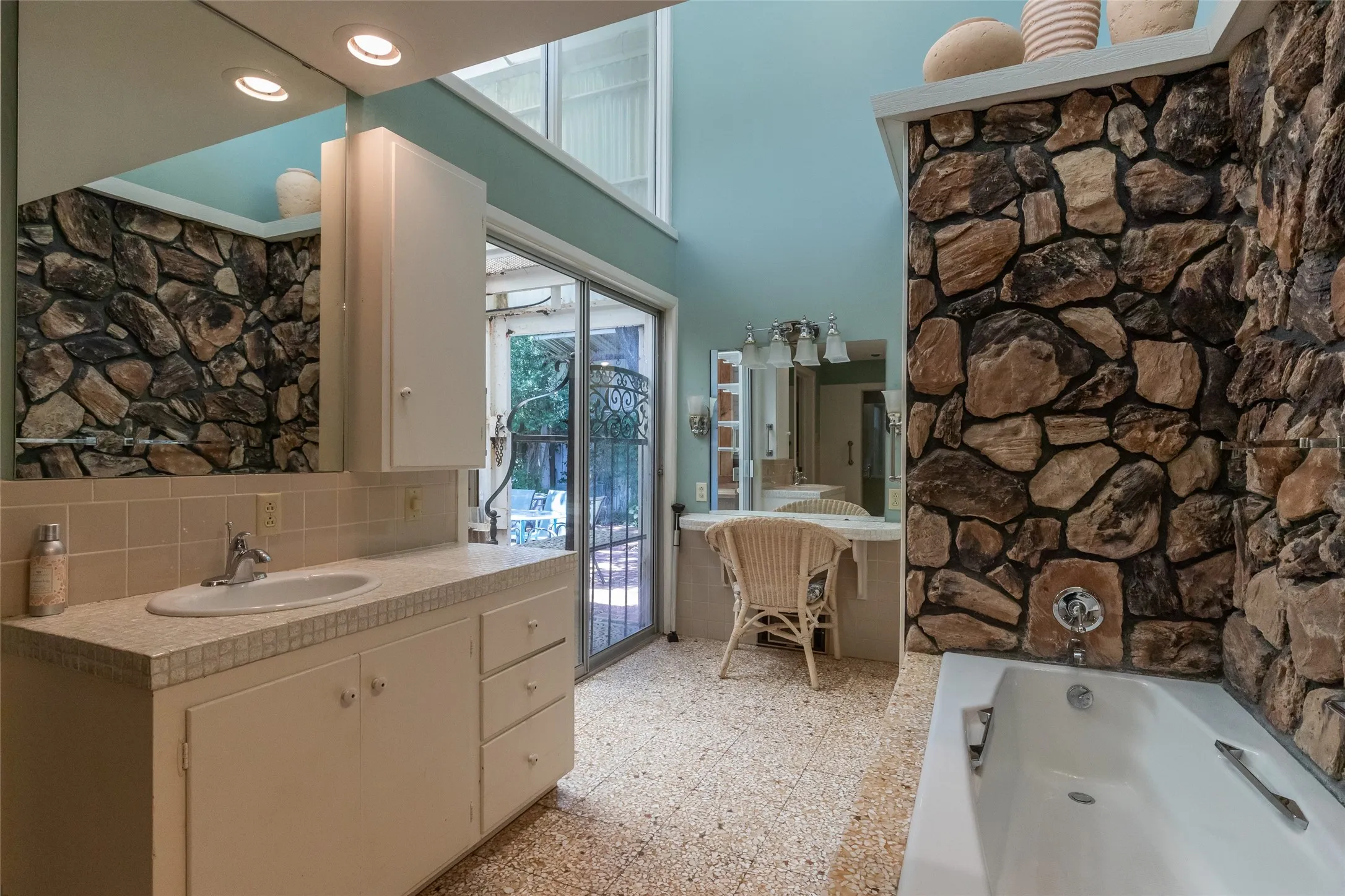 Single Family Residence For Sale in Taylor County , 1334 Santos Street, Abilene, Texas 79605, 4 Bedroom, 4 Bathroom, 2 Garage spaces, 3,108 Sqft, built in 1950, mls#21359776, Real Estate Agent in Abilene, Homes For Sale in Taylor county, Homes For Sale in Abilene, Realtor in Abilene Texas, Real Estate Brokerage Independent Realty Texas, Luminita Cordes Realtor