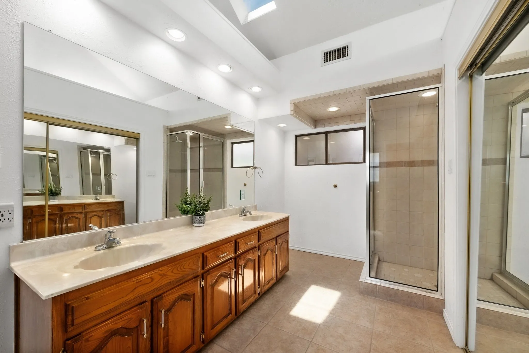Single Family Residence For Rent in Dallas County , 2601 Richland Drive, Garland, Texas 75044, 4 Bedroom, 2 Bathroom, 2 Garage spaces, 1,964 Sqft, built in 1983, mls#21359772, Real Estate Agent in Garland, Homes For Rent in Dallas county, Homes For Rent in Garland, Realtor in Garland Texas, Real Estate Brokerage Independent Realty Texas, Luminita Cordes Realtor