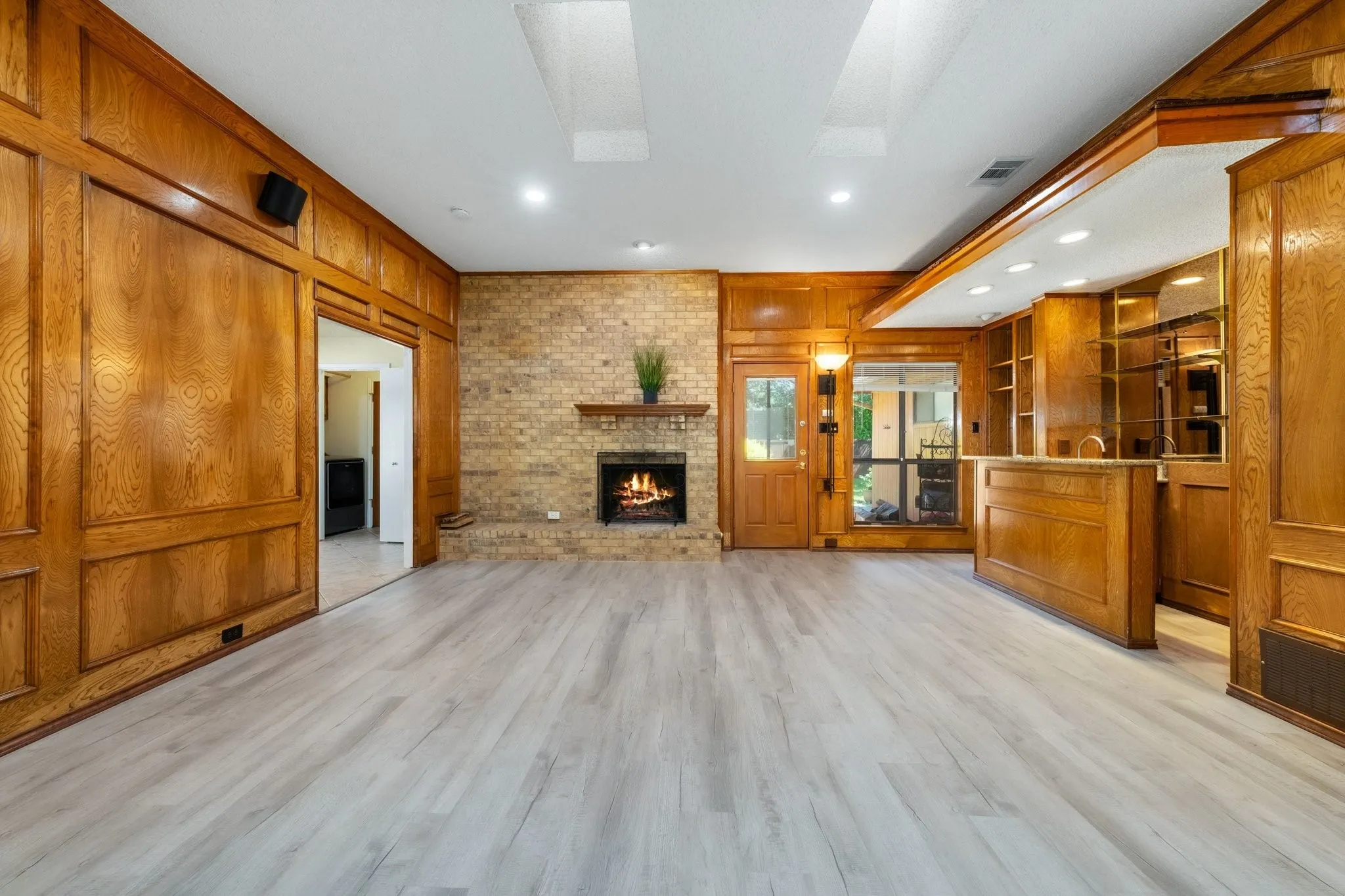 Single Family Residence For Rent in Dallas County , 2601 Richland Drive, Garland, Texas 75044, 4 Bedroom, 2 Bathroom, 2 Garage spaces, 1,964 Sqft, built in 1983, mls#21359772, Real Estate Agent in Garland, Homes For Rent in Dallas county, Homes For Rent in Garland, Realtor in Garland Texas, Real Estate Brokerage Independent Realty Texas, Luminita Cordes Realtor