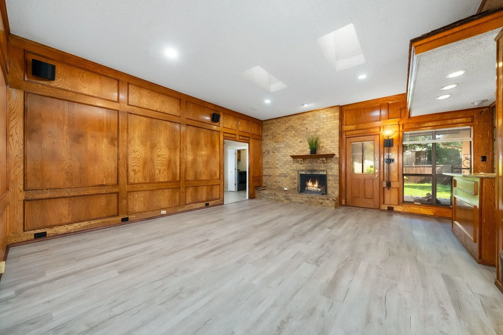 Single Family Residence For Rent in Dallas County , 2601 Richland Drive, Garland, Texas 75044, 4 Bedroom, 2 Bathroom, 2 Garage spaces, 1,964 Sqft, built in 1983, mls#21359772, Real Estate Agent in Garland, Homes For Rent in Dallas county, Homes For Rent in Garland, Realtor in Garland Texas, Real Estate Brokerage Independent Realty Texas, Luminita Cordes Realtor