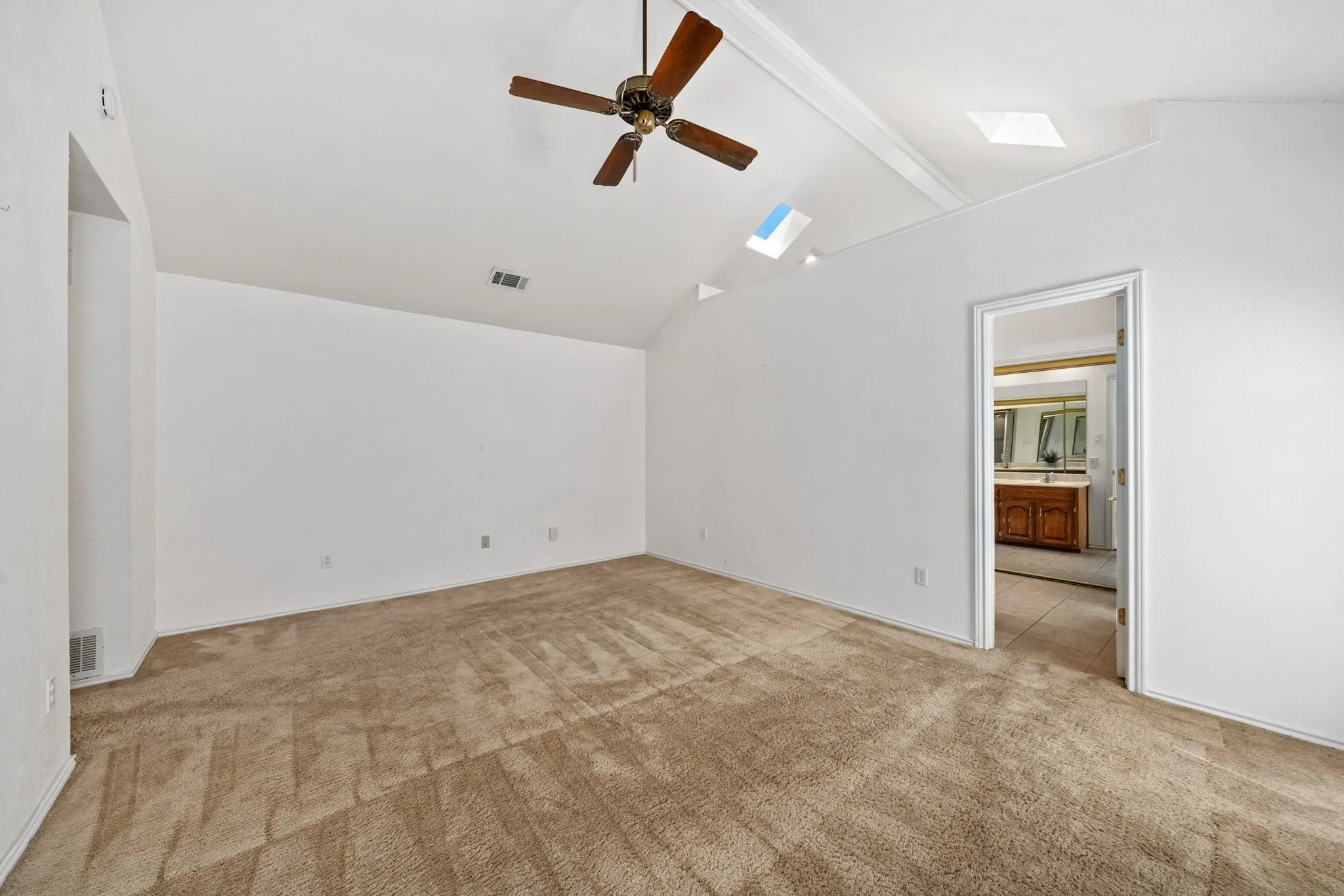 Single Family Residence For Rent in Dallas County , 2601 Richland Drive, Garland, Texas 75044, 4 Bedroom, 2 Bathroom, 2 Garage spaces, 1,964 Sqft, built in 1983, mls#21359772, Real Estate Agent in Garland, Homes For Rent in Dallas county, Homes For Rent in Garland, Realtor in Garland Texas, Real Estate Brokerage Independent Realty Texas, Luminita Cordes Realtor