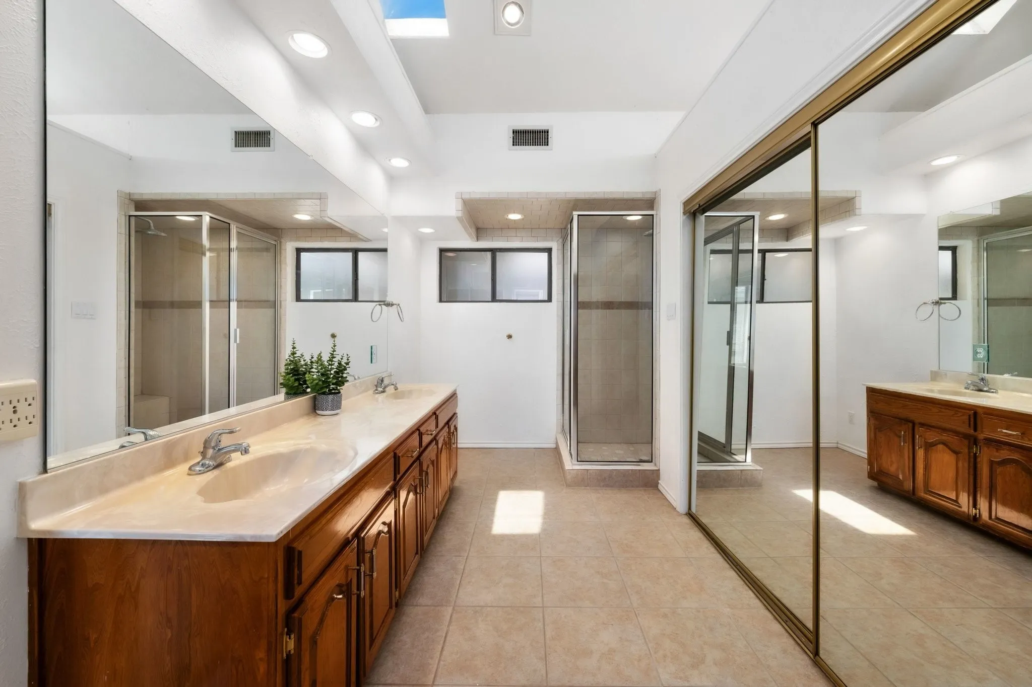 Single Family Residence For Rent in Dallas County , 2601 Richland Drive, Garland, Texas 75044, 4 Bedroom, 2 Bathroom, 2 Garage spaces, 1,964 Sqft, built in 1983, mls#21359772, Real Estate Agent in Garland, Homes For Rent in Dallas county, Homes For Rent in Garland, Realtor in Garland Texas, Real Estate Brokerage Independent Realty Texas, Luminita Cordes Realtor