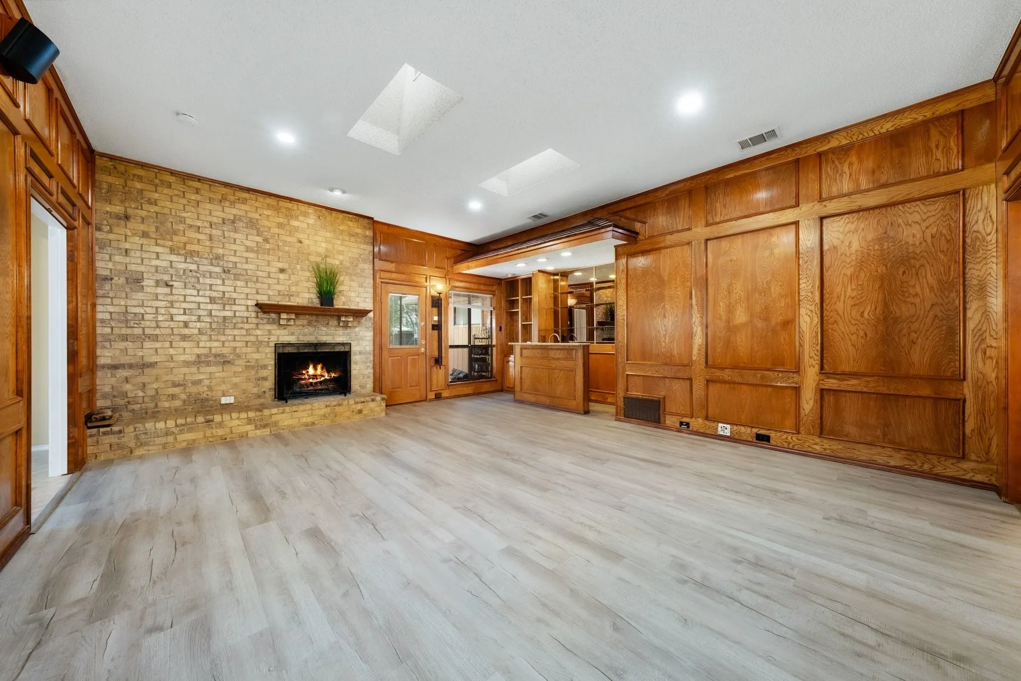 Single Family Residence For Rent in Dallas County , 2601 Richland Drive, Garland, Texas 75044, 4 Bedroom, 2 Bathroom, 2 Garage spaces, 1,964 Sqft, built in 1983, mls#21359772, Real Estate Agent in Garland, Homes For Rent in Dallas county, Homes For Rent in Garland, Realtor in Garland Texas, Real Estate Brokerage Independent Realty Texas, Luminita Cordes Realtor