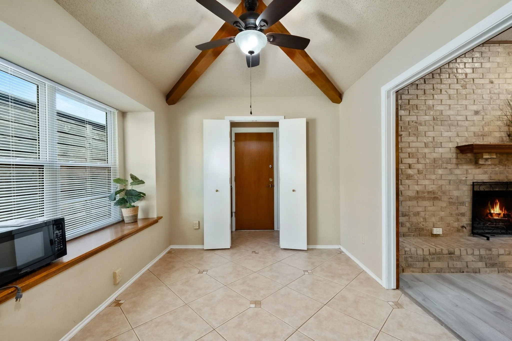 Single Family Residence For Rent in Dallas County , 2601 Richland Drive, Garland, Texas 75044, 4 Bedroom, 2 Bathroom, 2 Garage spaces, 1,964 Sqft, built in 1983, mls#21359772, Real Estate Agent in Garland, Homes For Rent in Dallas county, Homes For Rent in Garland, Realtor in Garland Texas, Real Estate Brokerage Independent Realty Texas, Luminita Cordes Realtor