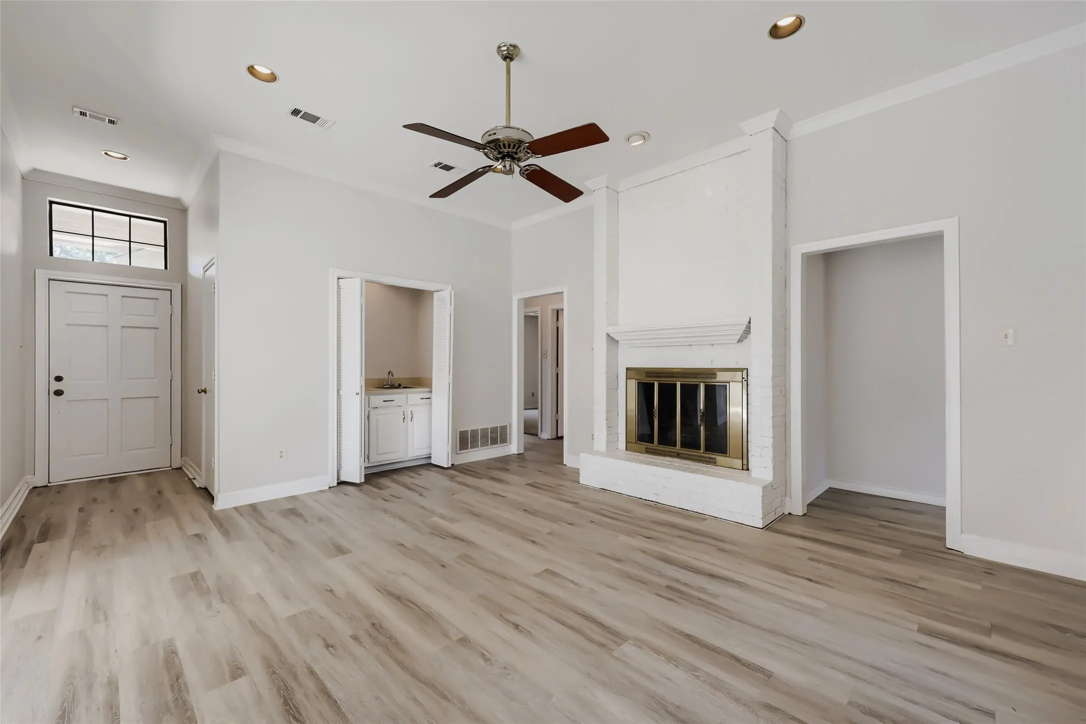Single Family Residence For Sale in Tarrant County , 1021 Rio Grande Drive, Benbrook, Texas 76126, 3 Bedroom, 2 Bathroom, 1 Garage spaces, 1,652 Sqft, built in 1985, mls#21357995, Real Estate Agent in Benbrook, Homes For Sale in Tarrant county, Homes For Sale in Benbrook, Realtor in Benbrook Texas, Real Estate Brokerage Independent Realty Texas, Luminita Cordes Realtor