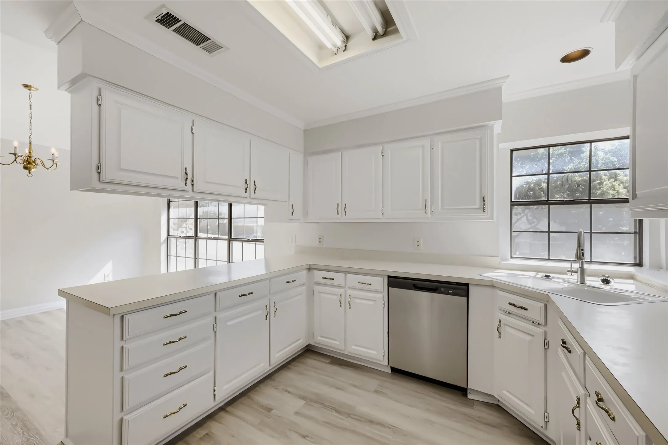 Single Family Residence For Sale in Tarrant County , 1021 Rio Grande Drive, Benbrook, Texas 76126, 3 Bedroom, 2 Bathroom, 1 Garage spaces, 1,652 Sqft, built in 1985, mls#21357995, Real Estate Agent in Benbrook, Homes For Sale in Tarrant county, Homes For Sale in Benbrook, Realtor in Benbrook Texas, Real Estate Brokerage Independent Realty Texas, Luminita Cordes Realtor