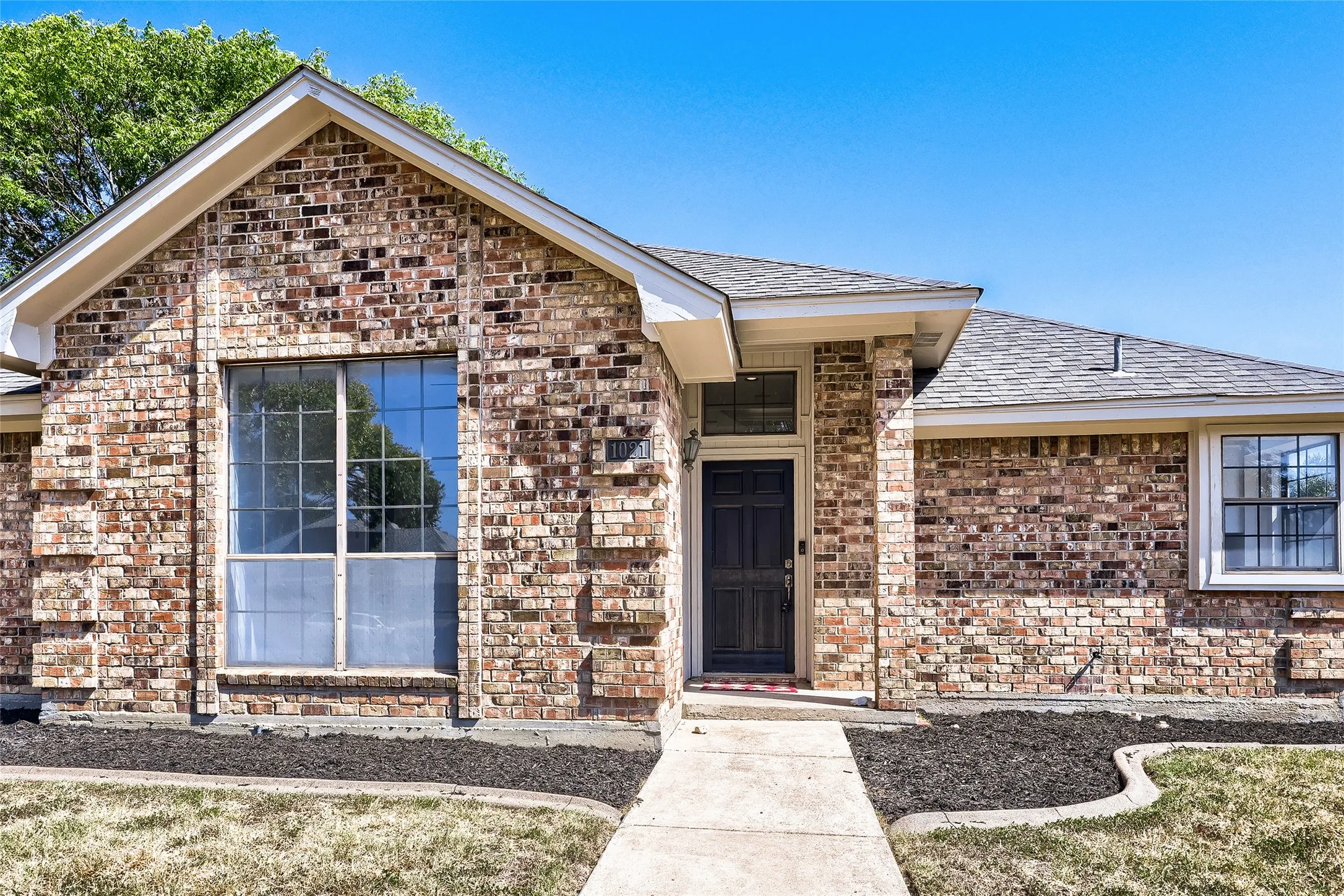 Single Family Residence For Sale in Tarrant County , 1021 Rio Grande Drive, Benbrook, Texas 76126, 3 Bedroom, 2 Bathroom, 1 Garage spaces, 1,652 Sqft, built in 1985, mls#21357995, Real Estate Agent in Benbrook, Homes For Sale in Tarrant county, Homes For Sale in Benbrook, Realtor in Benbrook Texas, Real Estate Brokerage Independent Realty Texas, Luminita Cordes Realtor