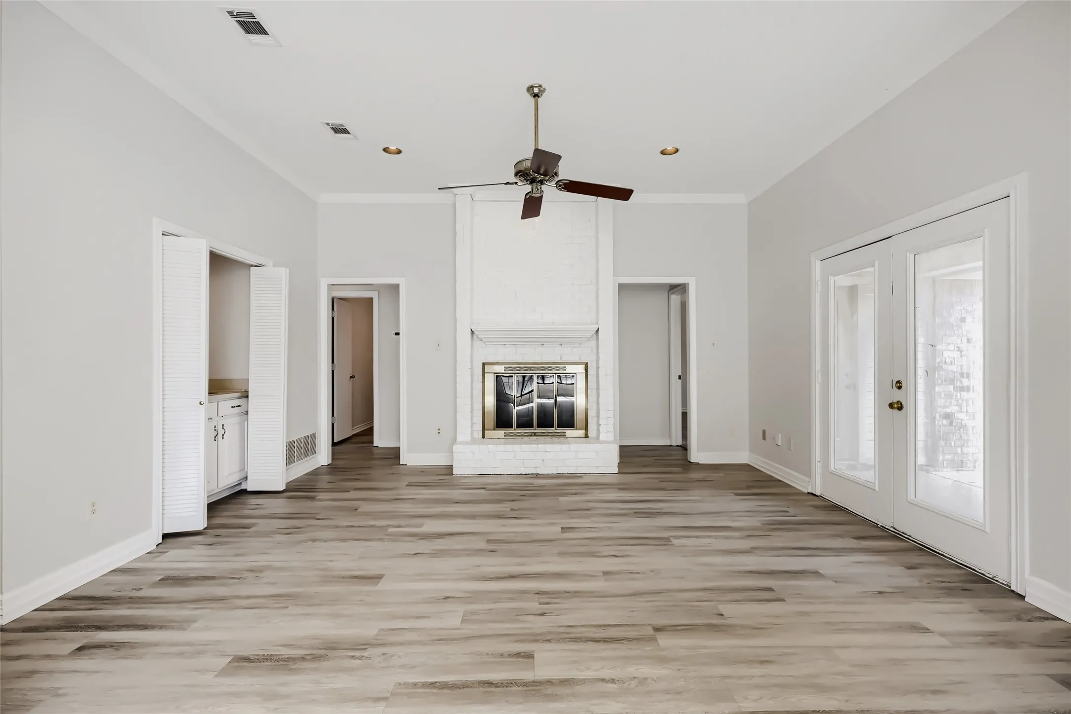 Single Family Residence For Sale in Tarrant County , 1021 Rio Grande Drive, Benbrook, Texas 76126, 3 Bedroom, 2 Bathroom, 1 Garage spaces, 1,652 Sqft, built in 1985, mls#21357995, Real Estate Agent in Benbrook, Homes For Sale in Tarrant county, Homes For Sale in Benbrook, Realtor in Benbrook Texas, Real Estate Brokerage Independent Realty Texas, Luminita Cordes Realtor