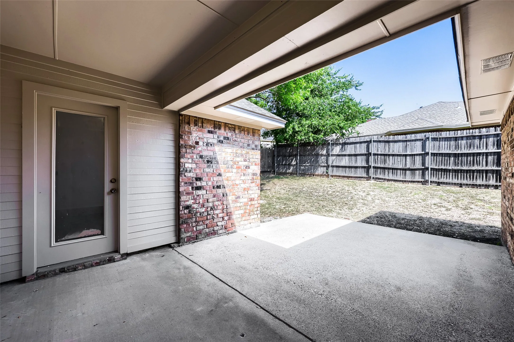 Single Family Residence For Sale in Tarrant County , 1021 Rio Grande Drive, Benbrook, Texas 76126, 3 Bedroom, 2 Bathroom, 1 Garage spaces, 1,652 Sqft, built in 1985, mls#21357995, Real Estate Agent in Benbrook, Homes For Sale in Tarrant county, Homes For Sale in Benbrook, Realtor in Benbrook Texas, Real Estate Brokerage Independent Realty Texas, Luminita Cordes Realtor