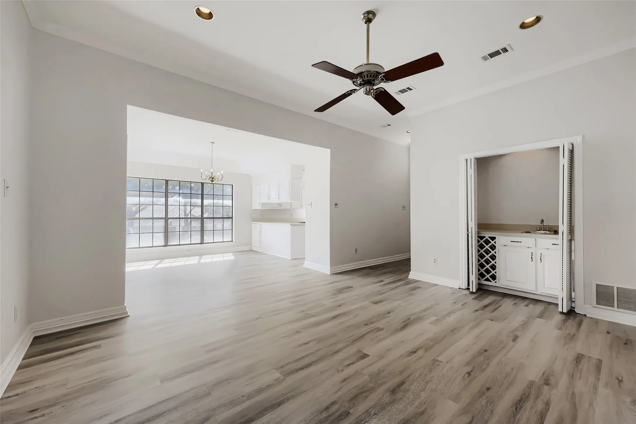 Single Family Residence For Sale in Tarrant County , 1021 Rio Grande Drive, Benbrook, Texas 76126, 3 Bedroom, 2 Bathroom, 1 Garage spaces, 1,652 Sqft, built in 1985, mls#21357995, Real Estate Agent in Benbrook, Homes For Sale in Tarrant county, Homes For Sale in Benbrook, Realtor in Benbrook Texas, Real Estate Brokerage Independent Realty Texas, Luminita Cordes Realtor