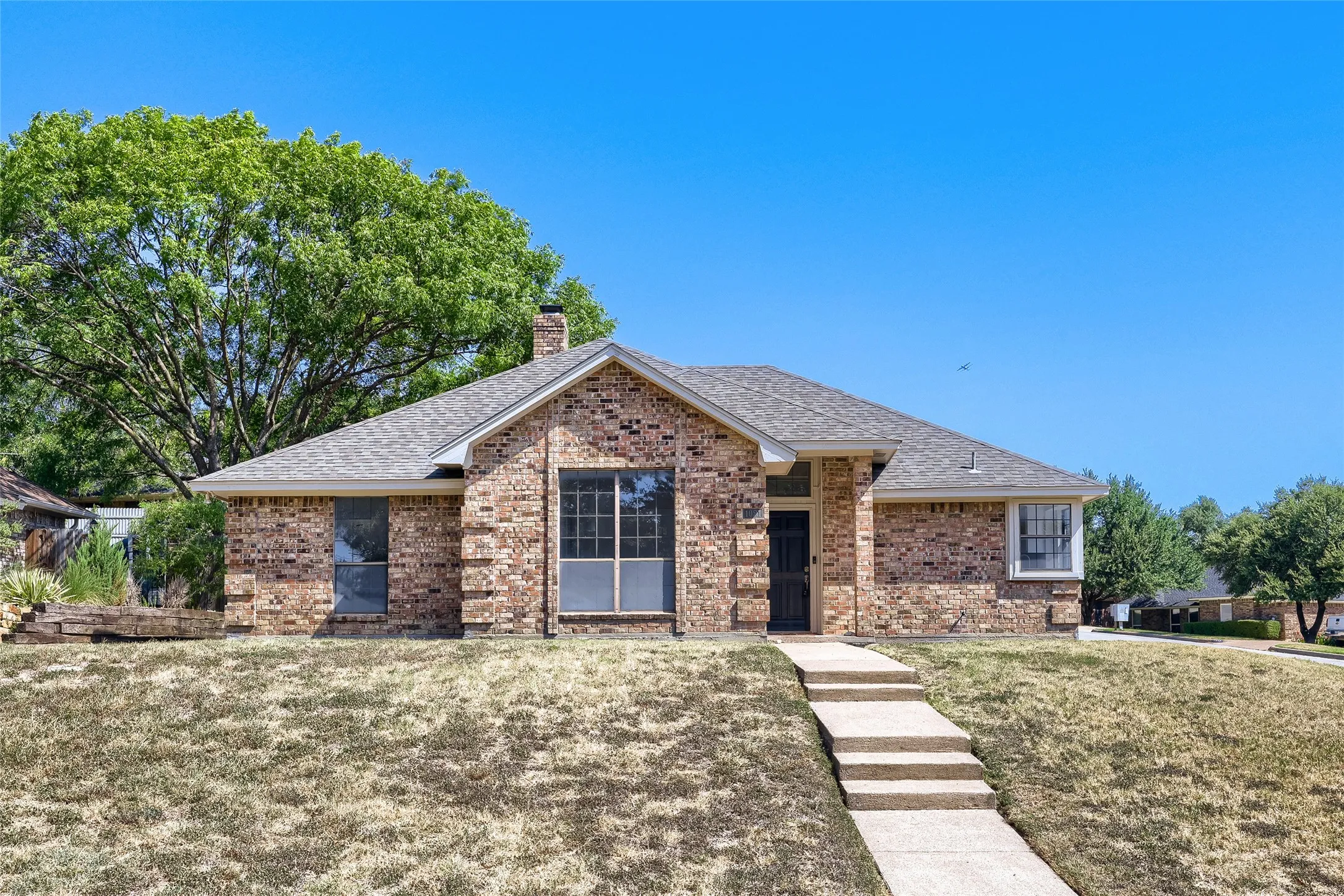 Single Family Residence For Sale in Tarrant County , 1021 Rio Grande Drive, Benbrook, Texas 76126, 3 Bedroom, 2 Bathroom, 1 Garage spaces, 1,652 Sqft, built in 1985, mls#21357995, Real Estate Agent in Benbrook, Homes For Sale in Tarrant county, Homes For Sale in Benbrook, Realtor in Benbrook Texas, Real Estate Brokerage Independent Realty Texas, Luminita Cordes Realtor