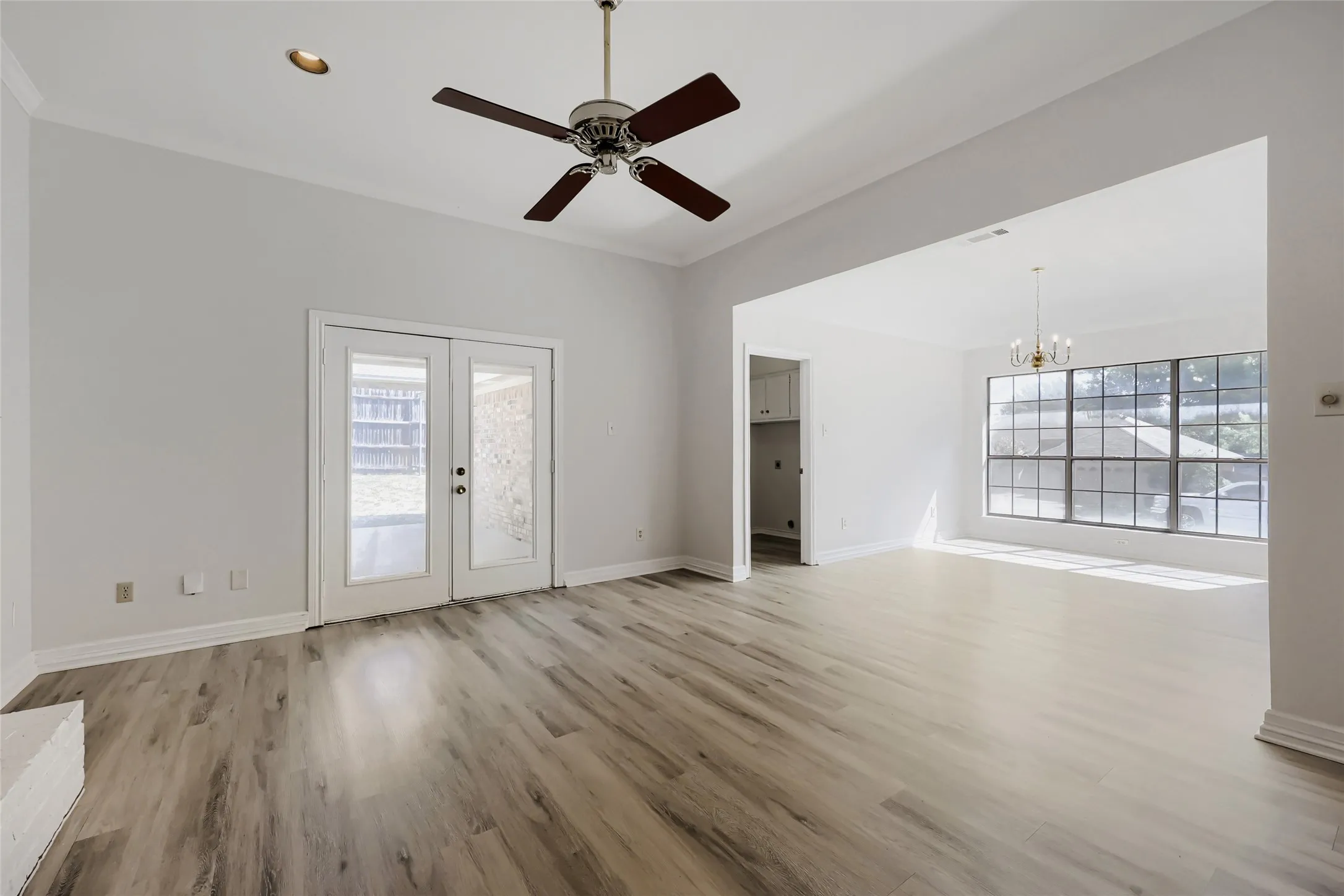 Single Family Residence For Sale in Tarrant County , 1021 Rio Grande Drive, Benbrook, Texas 76126, 3 Bedroom, 2 Bathroom, 1 Garage spaces, 1,652 Sqft, built in 1985, mls#21357995, Real Estate Agent in Benbrook, Homes For Sale in Tarrant county, Homes For Sale in Benbrook, Realtor in Benbrook Texas, Real Estate Brokerage Independent Realty Texas, Luminita Cordes Realtor