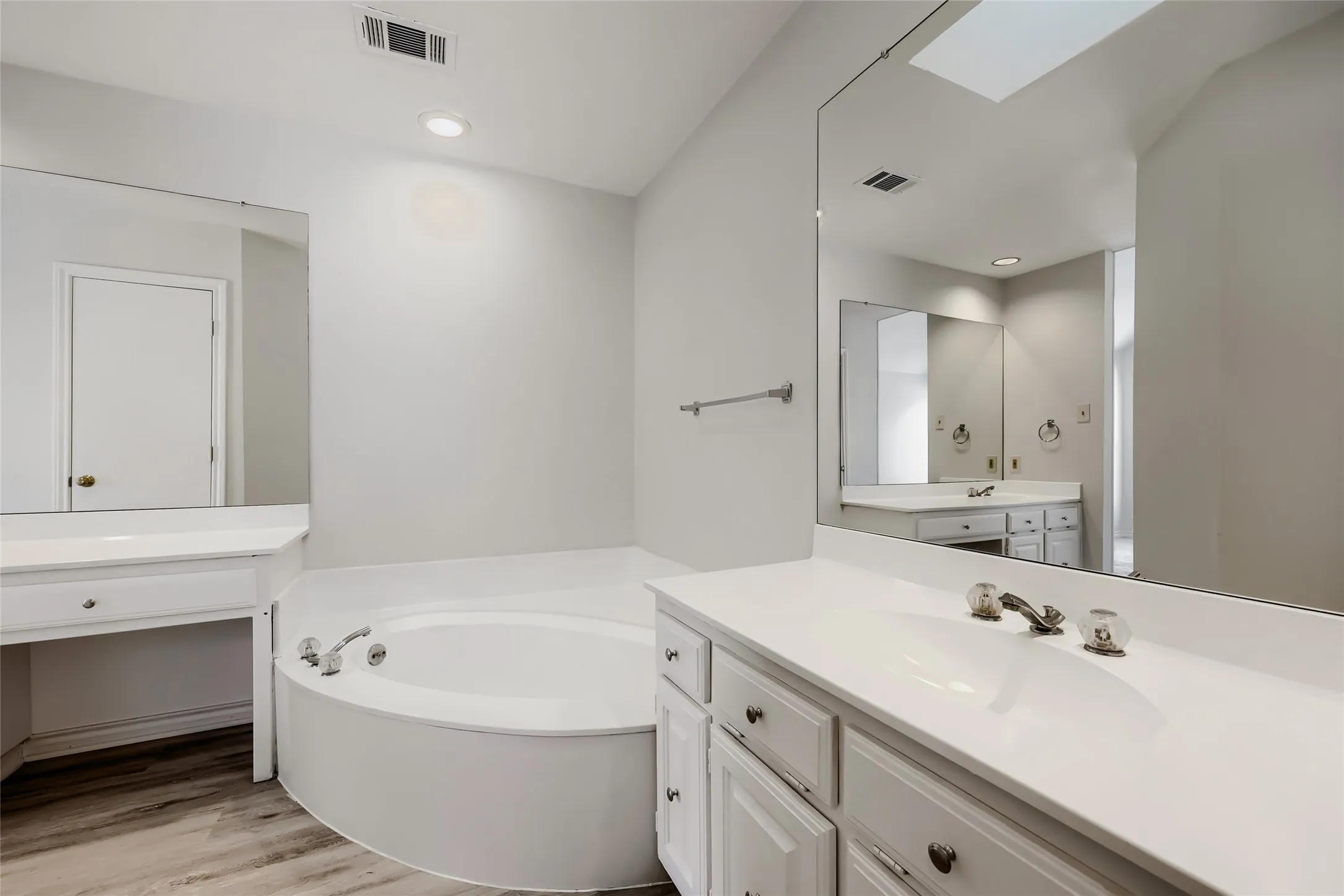 Single Family Residence For Sale in Tarrant County , 1021 Rio Grande Drive, Benbrook, Texas 76126, 3 Bedroom, 2 Bathroom, 1 Garage spaces, 1,652 Sqft, built in 1985, mls#21357995, Real Estate Agent in Benbrook, Homes For Sale in Tarrant county, Homes For Sale in Benbrook, Realtor in Benbrook Texas, Real Estate Brokerage Independent Realty Texas, Luminita Cordes Realtor