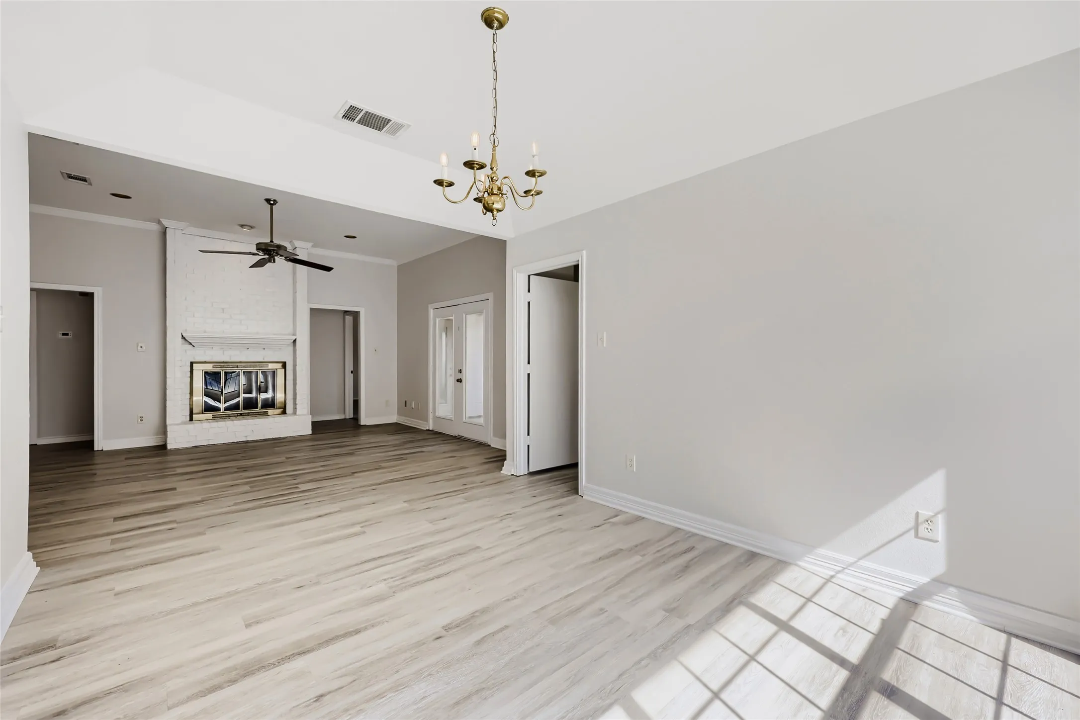 Single Family Residence For Sale in Tarrant County , 1021 Rio Grande Drive, Benbrook, Texas 76126, 3 Bedroom, 2 Bathroom, 1 Garage spaces, 1,652 Sqft, built in 1985, mls#21357995, Real Estate Agent in Benbrook, Homes For Sale in Tarrant county, Homes For Sale in Benbrook, Realtor in Benbrook Texas, Real Estate Brokerage Independent Realty Texas, Luminita Cordes Realtor