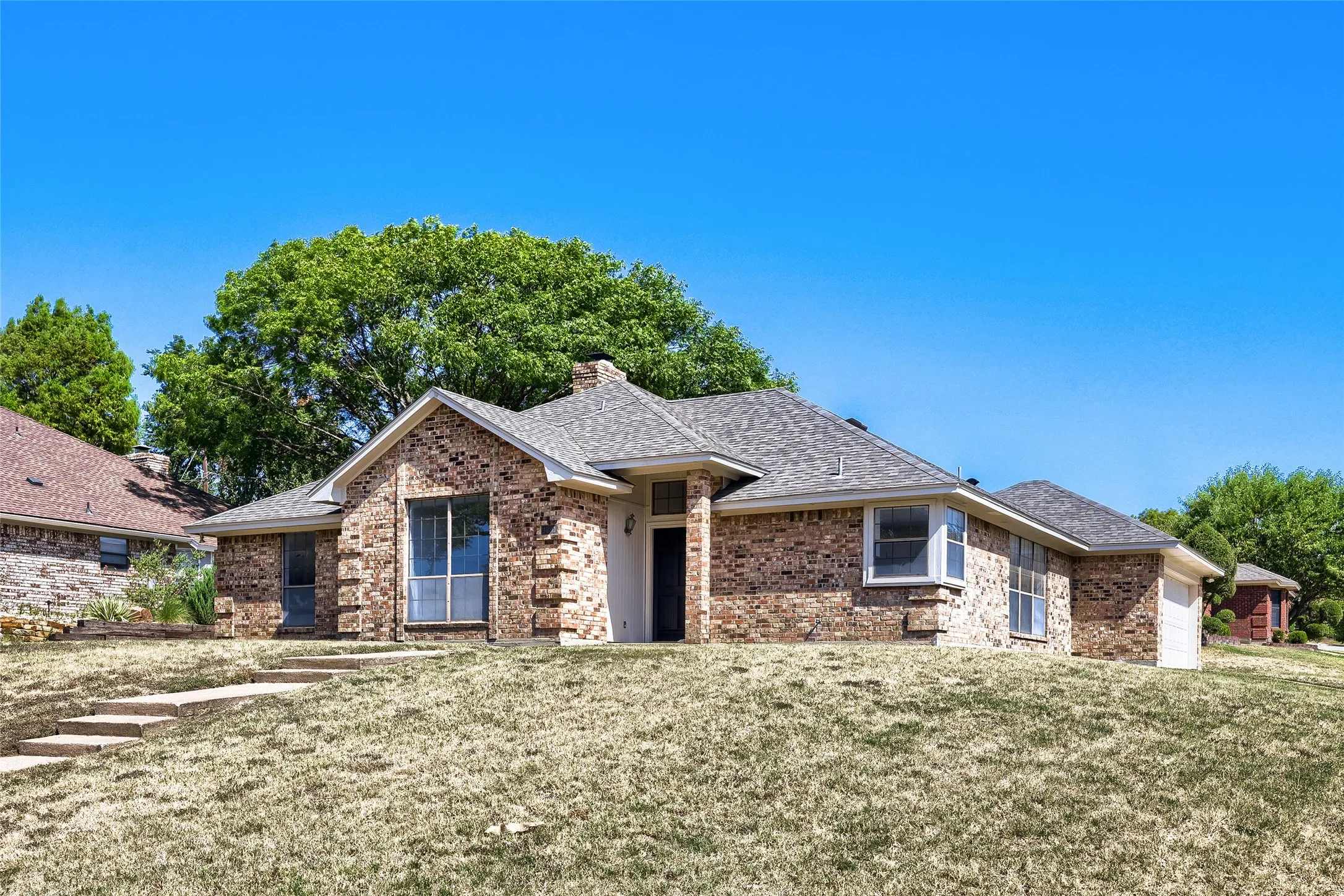 Single Family Residence For Sale in Tarrant County , 1021 Rio Grande Drive, Benbrook, Texas 76126, 3 Bedroom, 2 Bathroom, 1 Garage spaces, 1,652 Sqft, built in 1985, mls#21357995, Real Estate Agent in Benbrook, Homes For Sale in Tarrant county, Homes For Sale in Benbrook, Realtor in Benbrook Texas, Real Estate Brokerage Independent Realty Texas, Luminita Cordes Realtor