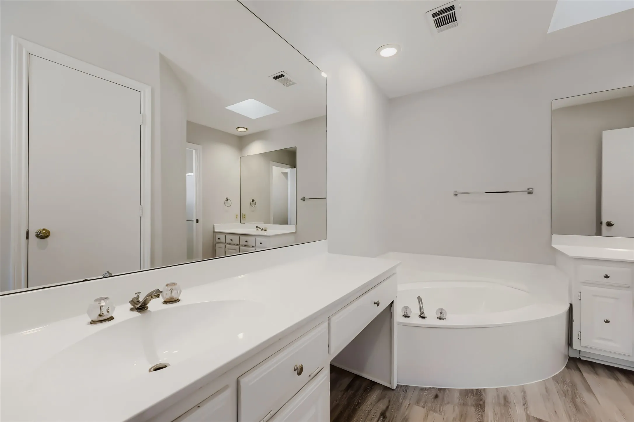 Single Family Residence For Sale in Tarrant County , 1021 Rio Grande Drive, Benbrook, Texas 76126, 3 Bedroom, 2 Bathroom, 1 Garage spaces, 1,652 Sqft, built in 1985, mls#21357995, Real Estate Agent in Benbrook, Homes For Sale in Tarrant county, Homes For Sale in Benbrook, Realtor in Benbrook Texas, Real Estate Brokerage Independent Realty Texas, Luminita Cordes Realtor