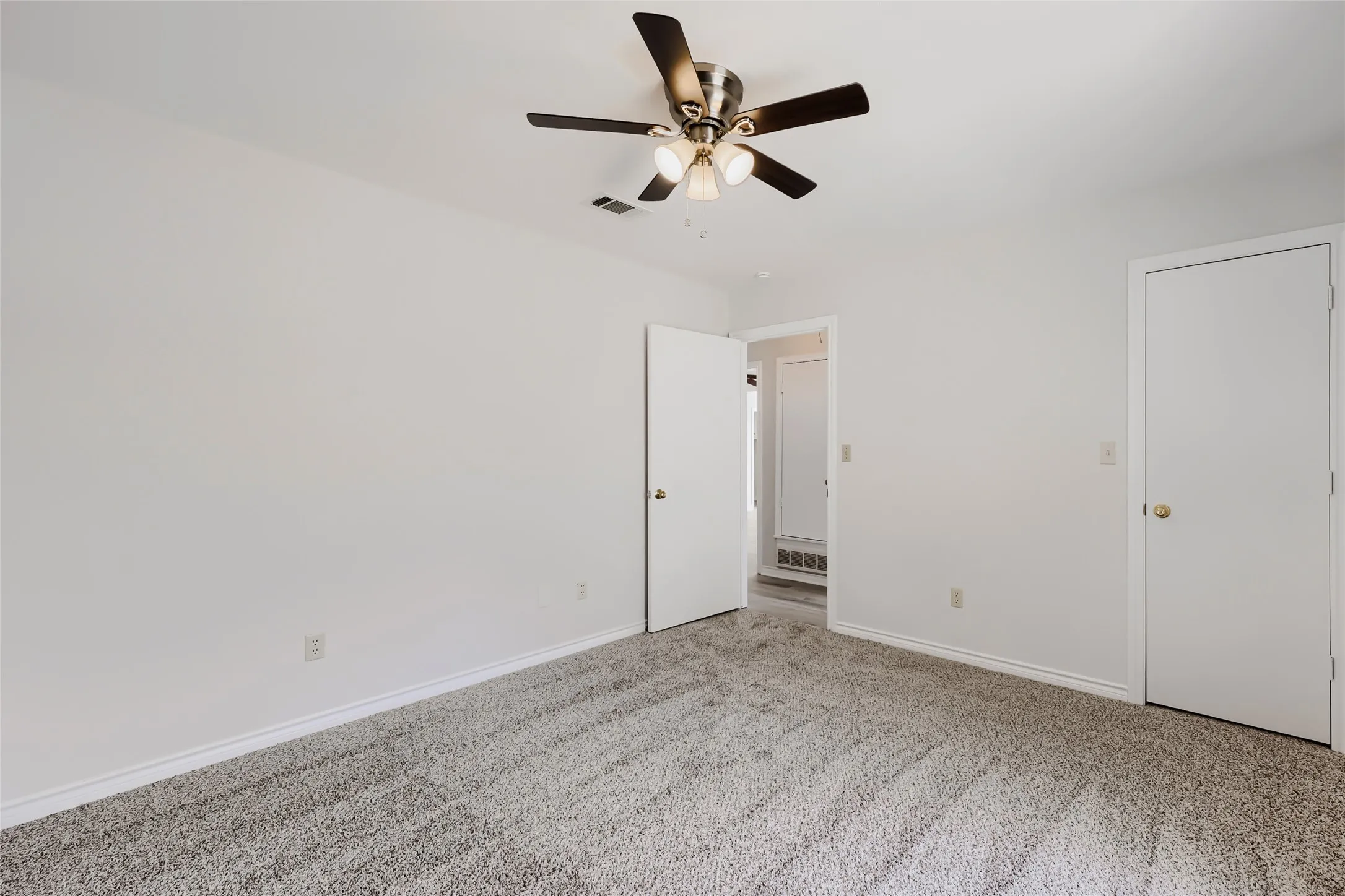 Single Family Residence For Sale in Tarrant County , 1021 Rio Grande Drive, Benbrook, Texas 76126, 3 Bedroom, 2 Bathroom, 1 Garage spaces, 1,652 Sqft, built in 1985, mls#21357995, Real Estate Agent in Benbrook, Homes For Sale in Tarrant county, Homes For Sale in Benbrook, Realtor in Benbrook Texas, Real Estate Brokerage Independent Realty Texas, Luminita Cordes Realtor