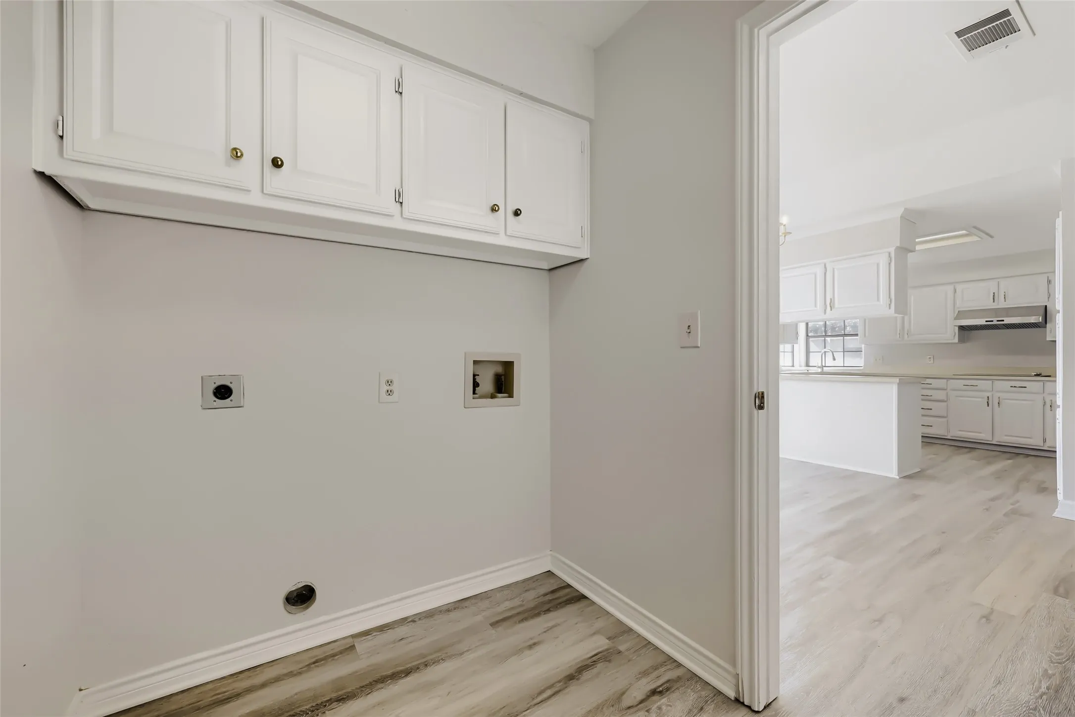 Single Family Residence For Sale in Tarrant County , 1021 Rio Grande Drive, Benbrook, Texas 76126, 3 Bedroom, 2 Bathroom, 1 Garage spaces, 1,652 Sqft, built in 1985, mls#21357995, Real Estate Agent in Benbrook, Homes For Sale in Tarrant county, Homes For Sale in Benbrook, Realtor in Benbrook Texas, Real Estate Brokerage Independent Realty Texas, Luminita Cordes Realtor
