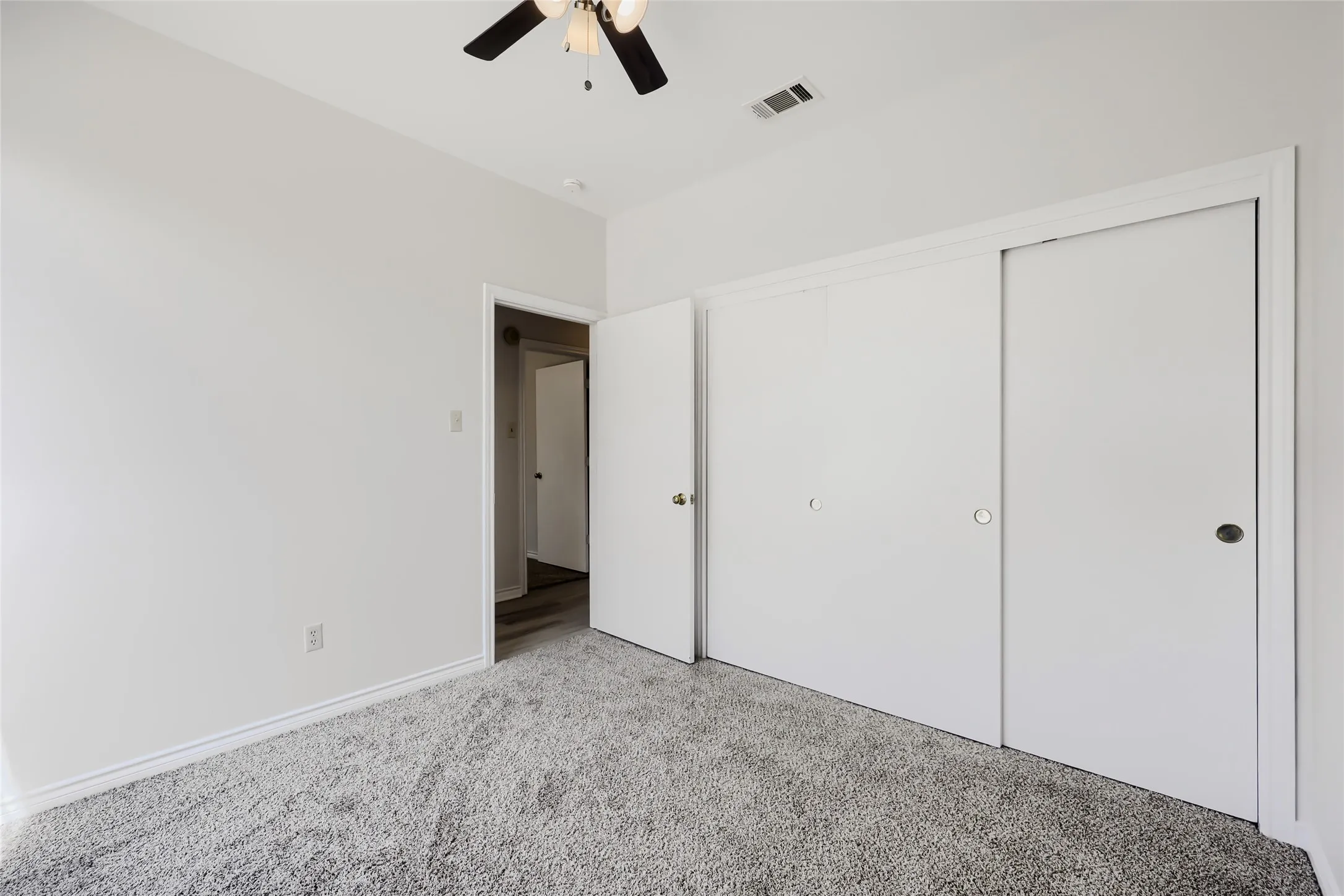 Single Family Residence For Sale in Tarrant County , 1021 Rio Grande Drive, Benbrook, Texas 76126, 3 Bedroom, 2 Bathroom, 1 Garage spaces, 1,652 Sqft, built in 1985, mls#21357995, Real Estate Agent in Benbrook, Homes For Sale in Tarrant county, Homes For Sale in Benbrook, Realtor in Benbrook Texas, Real Estate Brokerage Independent Realty Texas, Luminita Cordes Realtor